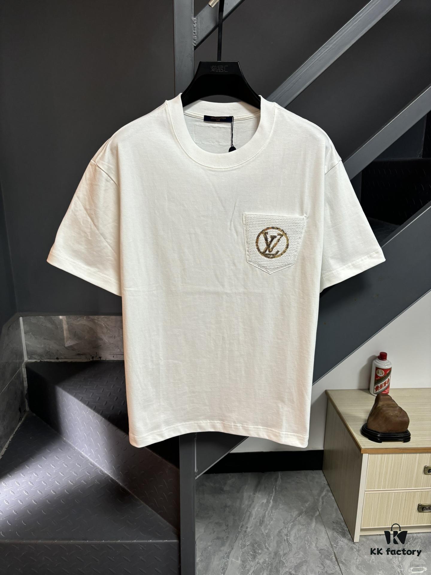 69310e0e908475d562cd8ece LV Louis Vuitton Spring/Summer 2025 New Arrival Classic T-Shirt! Made from 26g high-density pure cotton fabric for exceptional comfort. Features a minimalist, stylish design with a slightly loose fit, offering a relaxed and versatile silhouette perfect for various occasions. Ideal for shopping, gatherings, or casual outings, this T-shirt adds a touch of fashion and individuality to your look.