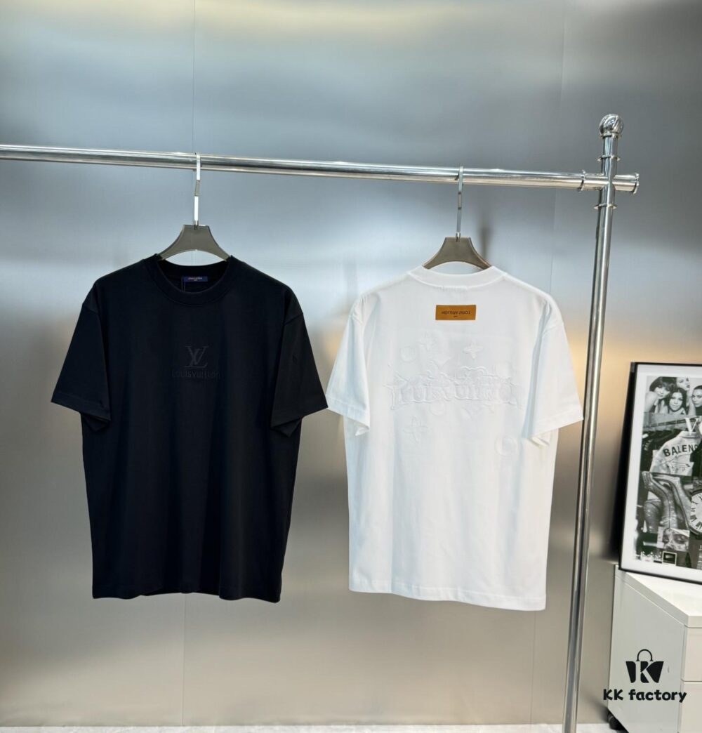 69310f4d908475d562cd8f15 Donkey Brand * 25S New Arrival Unisex T-Shirt! Youthful Style with Full Embroidered Logo – Chest and Back Brand Lettering in Matching Thread Color, Modern Streetwear with Sunny Vibes! Premium Heavyweight 260g 100% Cotton Fabric, Reinforced Collar Ribbing, Clean Shoulder Stitching, Complete Triple Labeling. Colors: Black, White. European Size: S, M, L, XL (Recommended Size M for Height 175cm / Weight 70kg)