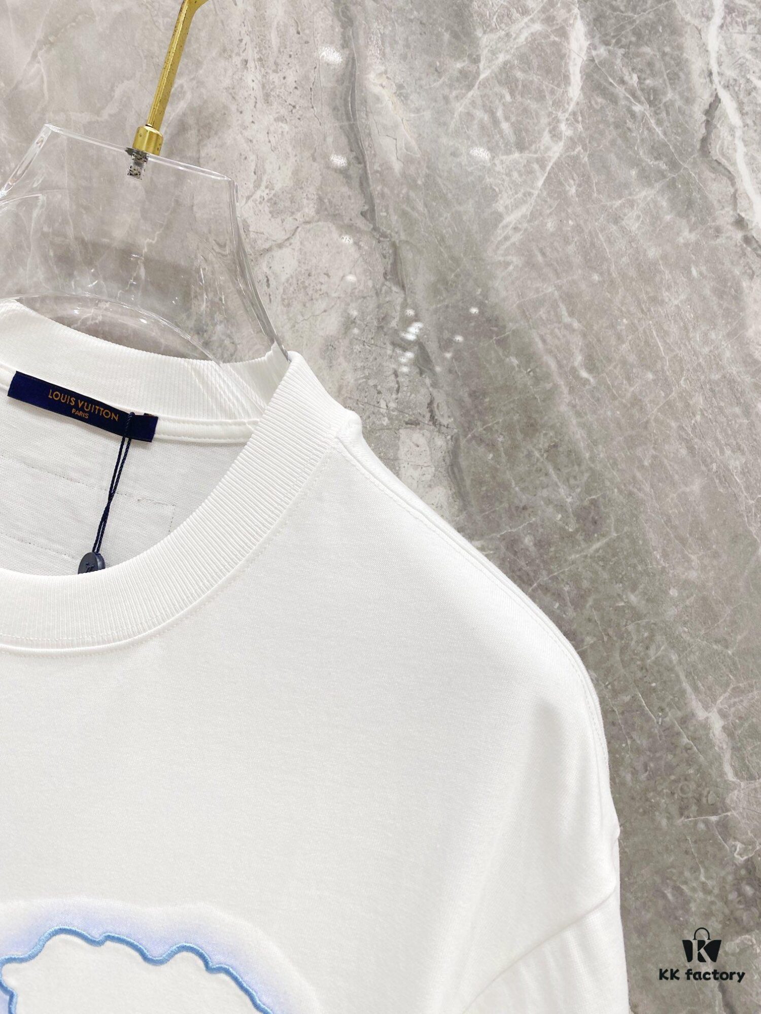 69310fc6908475d562cd8f31 1V 25SS Spring New Arrival T-Shirt! 260g High-Density Cloud-Embroidered Cotton Fabric, Comfortable to Wear. Minimalist Design, Fashionable and Trendy. Slightly Loose Fit for Casual Comfort, Suitable for Various Occasions. Whether Shopping, Hanging Out with Friends, or Relaxing, This T-Shirt Adds Style and Personality to Your Look.