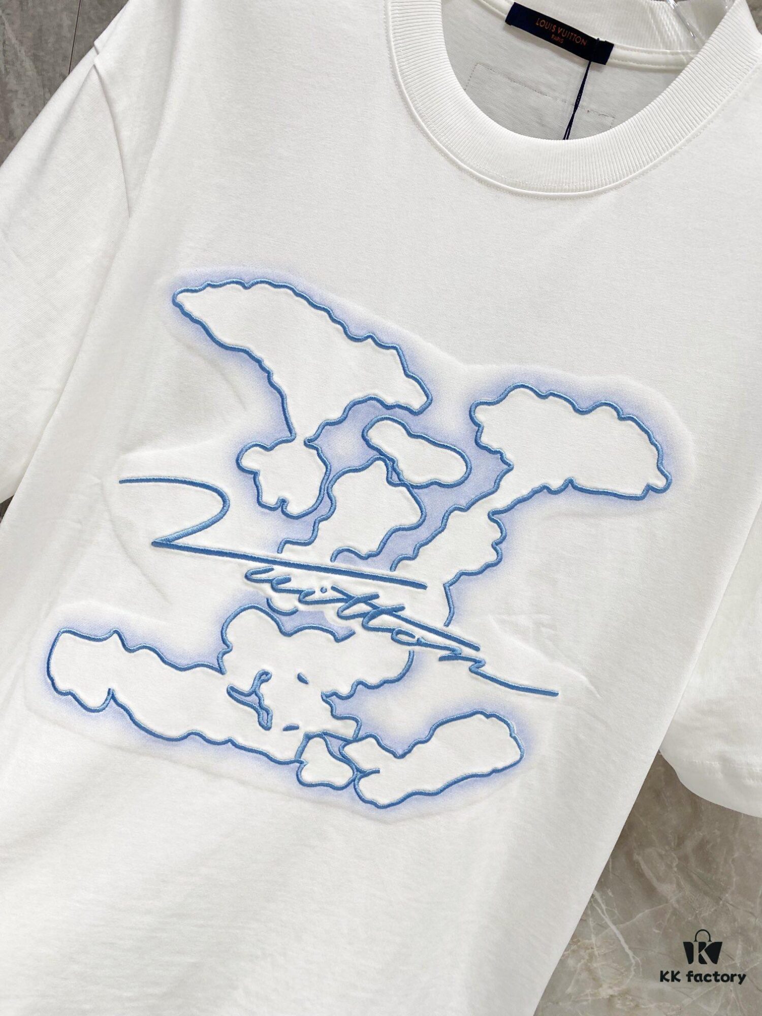 69310fce908475d562cd8f32 1V 25SS Spring New Arrival T-Shirt! 260g High-Density Cloud-Embroidered Cotton Fabric, Comfortable to Wear. Minimalist Design, Fashionable and Trendy. Slightly Loose Fit for Casual Comfort, Suitable for Various Occasions. Whether Shopping, Hanging Out with Friends, or Relaxing, This T-Shirt Adds Style and Personality to Your Look.