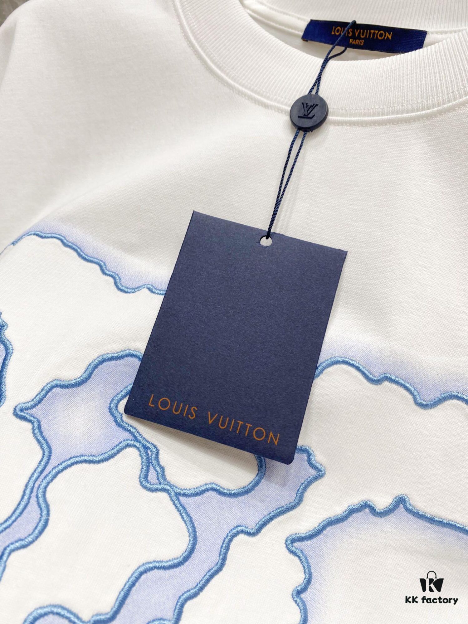 69310fdd908475d562cd8f35 1V 25SS Spring New Arrival T-Shirt! 260g High-Density Cloud-Embroidered Cotton Fabric, Comfortable to Wear. Minimalist Design, Fashionable and Trendy. Slightly Loose Fit for Casual Comfort, Suitable for Various Occasions. Whether Shopping, Hanging Out with Friends, or Relaxing, This T-Shirt Adds Style and Personality to Your Look.