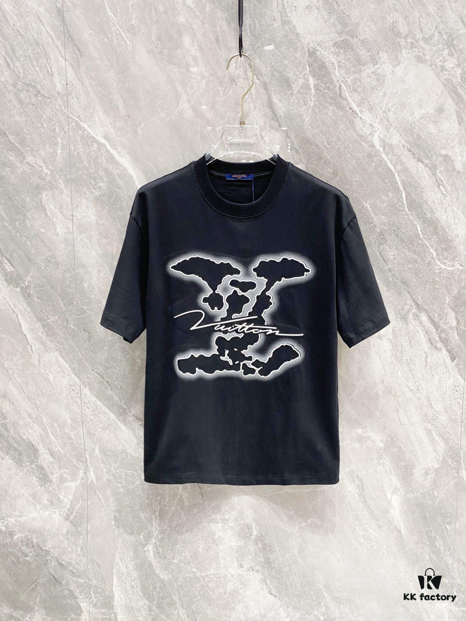 69311004908475d562cd8f3a 1V 25SS Spring Collection New Arrival T-Shirt! 260g High-Grammage Cloud Embroidered Cotton Fabric, Comfortable Wear. Minimalist Design, Fashion-Forward Style. Slightly Loose Fit for Casual Comfort, Suitable for Various Occasions. Whether for Shopping, Gatherings or Leisure Time, This T-Shirt Adds a Touch of Fashion and Personality.