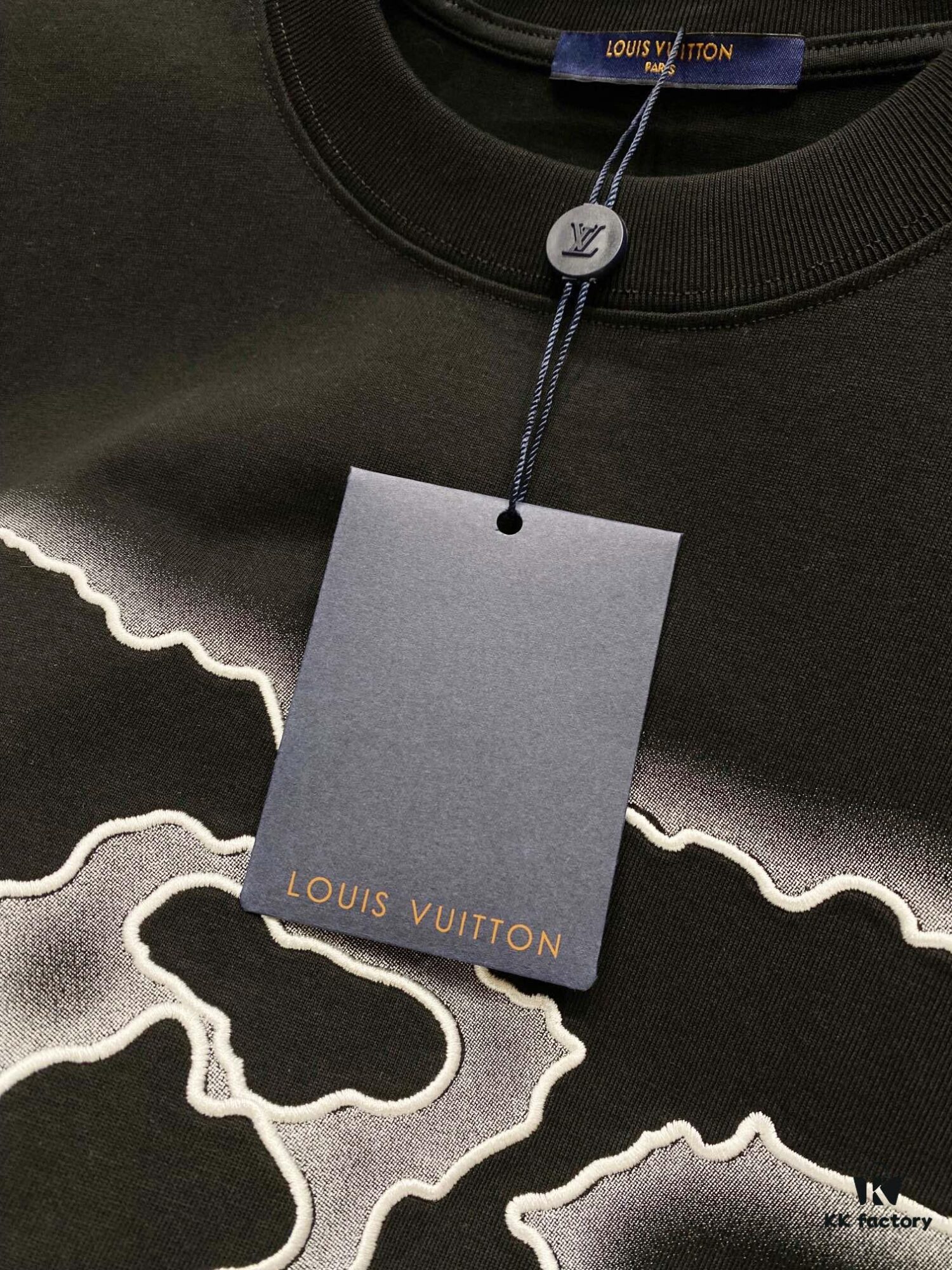 69311028908475d562cd8f3d 1V 25SS Spring Collection New Arrival T-Shirt! 260g High-Grammage Cloud Embroidered Cotton Fabric, Comfortable Wear. Minimalist Design, Fashion-Forward Style. Slightly Loose Fit for Casual Comfort, Suitable for Various Occasions. Whether for Shopping, Gatherings or Leisure Time, This T-Shirt Adds a Touch of Fashion and Personality.