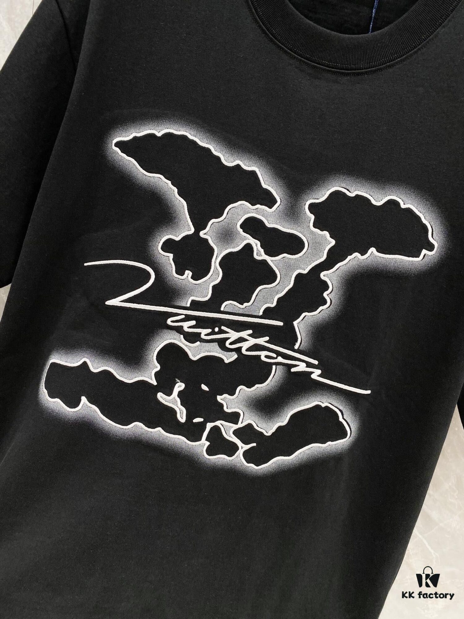 6931103c908475d562cd8f3e 1V 25SS Spring Collection New Arrival T-Shirt! 260g High-Grammage Cloud Embroidered Cotton Fabric, Comfortable Wear. Minimalist Design, Fashion-Forward Style. Slightly Loose Fit for Casual Comfort, Suitable for Various Occasions. Whether for Shopping, Gatherings or Leisure Time, This T-Shirt Adds a Touch of Fashion and Personality.