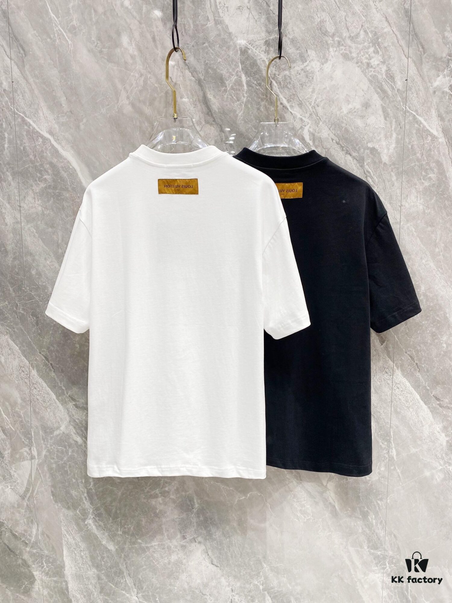 69311066908475d562cd8f43 1V 25SS Spring Collection New Arrival T-Shirt! 260g High-Grammage Cloud Embroidered Cotton Fabric, Comfortable Wear. Minimalist Design, Fashion-Forward Style. Slightly Loose Fit for Casual Comfort, Suitable for Various Occasions. Whether for Shopping, Gatherings or Leisure Time, This T-Shirt Adds a Touch of Fashion and Personality.