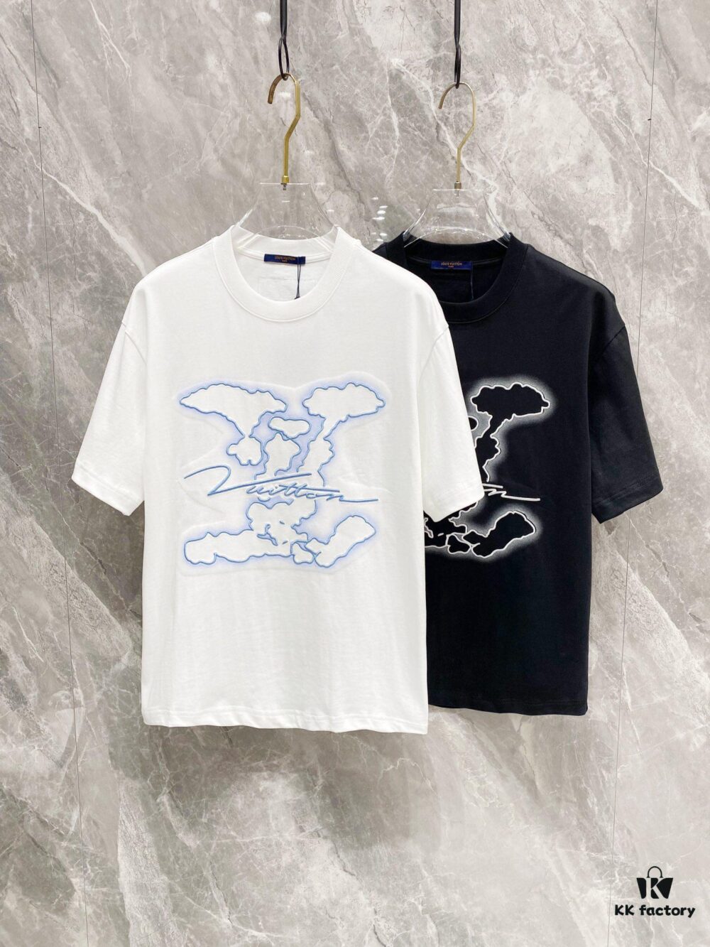 69311178908475d562cd8f58 1V 25SS Spring Collection New Arrival T-Shirt! 260g High-Grammage Cloud Embroidered Cotton Fabric, Comfortable Wear. Minimalist Design, Fashion-Forward Style. Slightly Loose Fit for Casual Comfort, Suitable for Various Occasions. Whether for Shopping, Gatherings or Leisure Time, This T-Shirt Adds a Touch of Fashion and Personality.