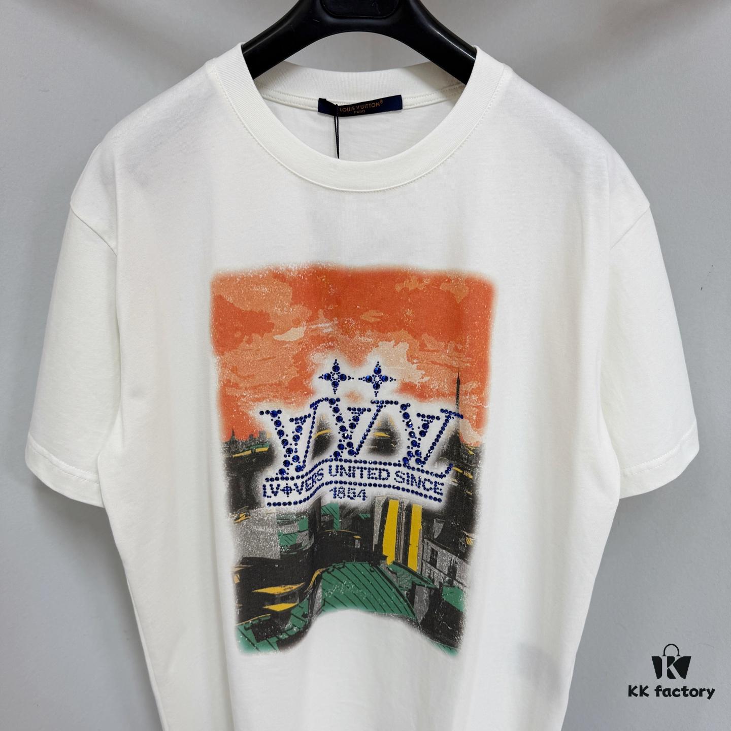 693114f1908475d562cd9025 1V 2025SS Colorful Print Paris Rooftop Rhinestone Signature T-Shirt