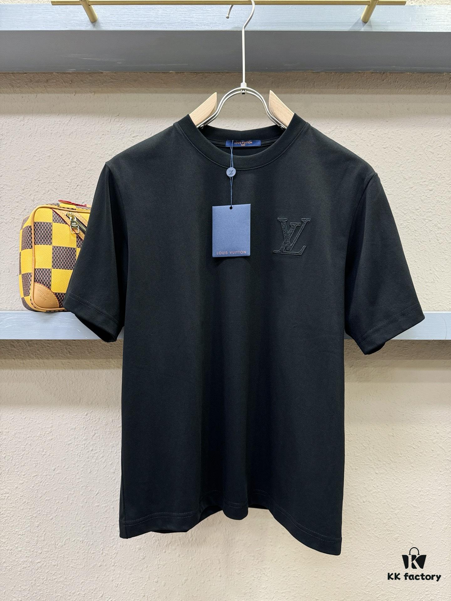 69311652908475d562cd907f LV 2025 Spring-Summer New Short Sleeve T-Shirt! Runway-Inspired Fashion Casual Tee with Designer Logo – Premium 100% Cotton, Soft and Breathable, Unisex Loose Fit with Slightly Dropped Shoulder and Round Neck
