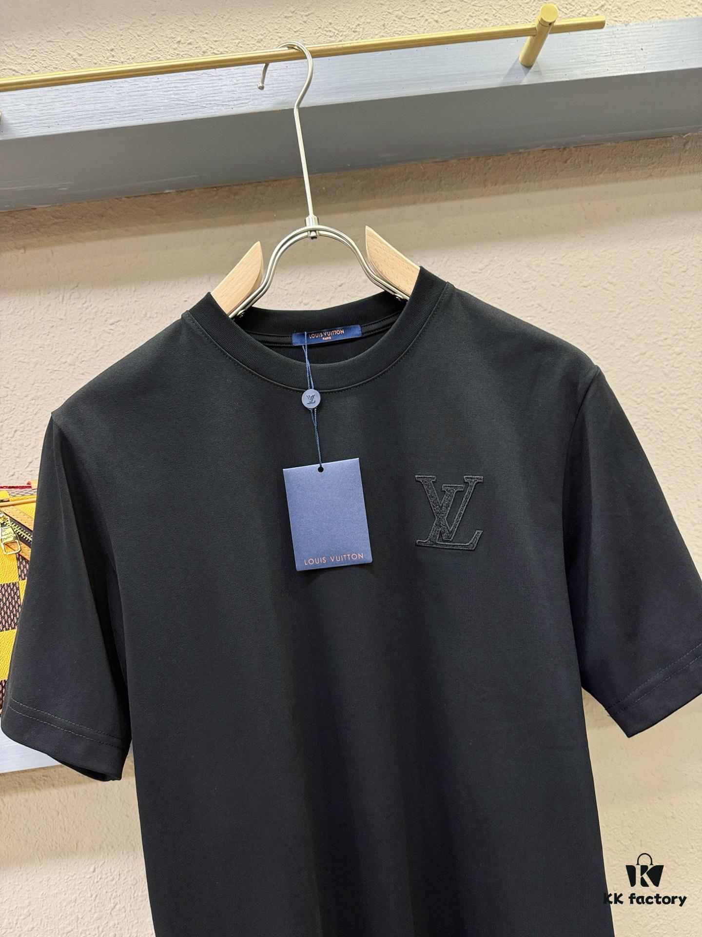 6931166f908475d562cd9083 LV 2025 Spring-Summer New Short Sleeve T-Shirt! Runway-Inspired Fashion Casual Tee with Designer Logo – Premium 100% Cotton, Soft and Breathable, Unisex Loose Fit with Slightly Dropped Shoulder and Round Neck