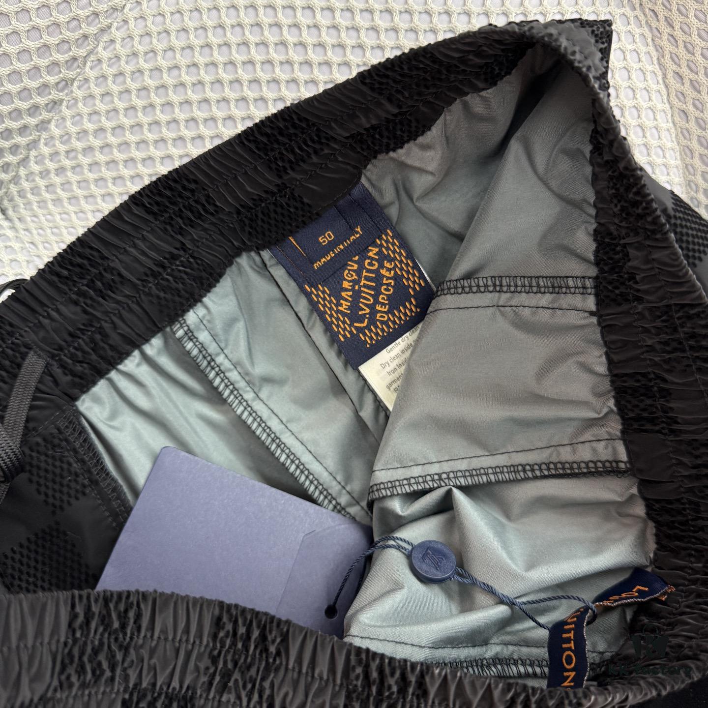 693117fa908475d562cd90d4 1V 25ss New Arrival Track Pants Crafted from Lustrous Technical Fabric, Showcasing the 2025 Spring-Summer Runway Trend. Flocked Matte Damier Pattern Features the Marque L.Vuitton Déposée Logo, with Velvet Trims Adding Textural Depth, Perfectly Paired with Matching Top for a Sharp, Cohesive Look