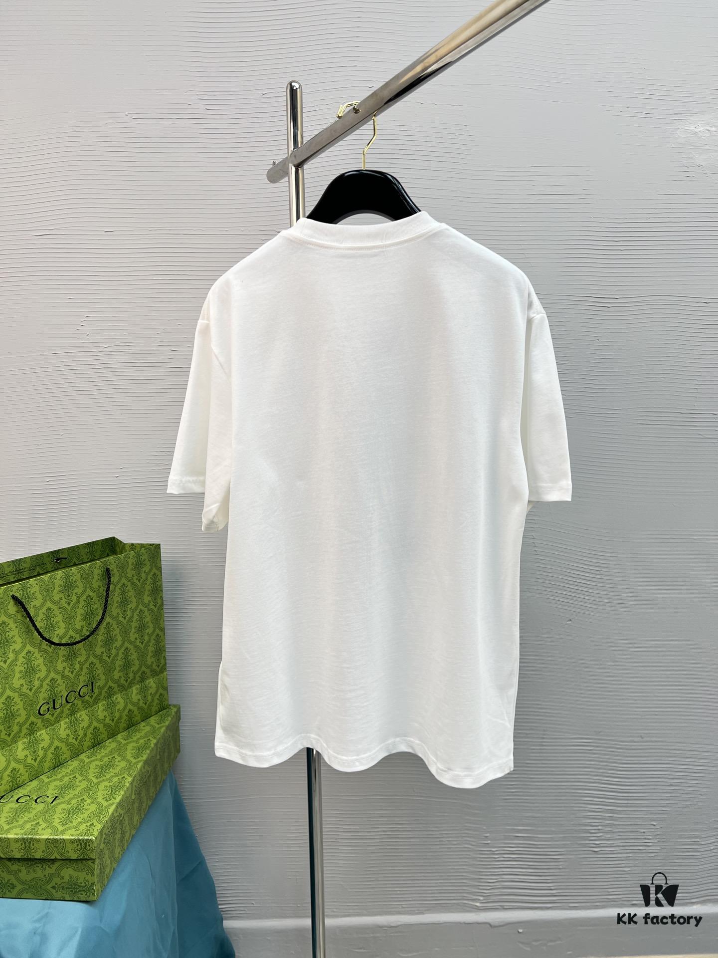 69312019908475d562cd930c High-Quality GUCCI 25SS New Arrival Classic Color T-Shirt!! Featuring a vibrant and youthful design from the latest Teddy Bear collection, crafted with premium printing techniques for strong three-dimensional color transitions. Made from selected 280g pure cotton fabric—soft, comfortable, and perfect for spring and summer. Pairs effortlessly with jeans, chinos, or shorts, making it a versatile wardrobe staple.