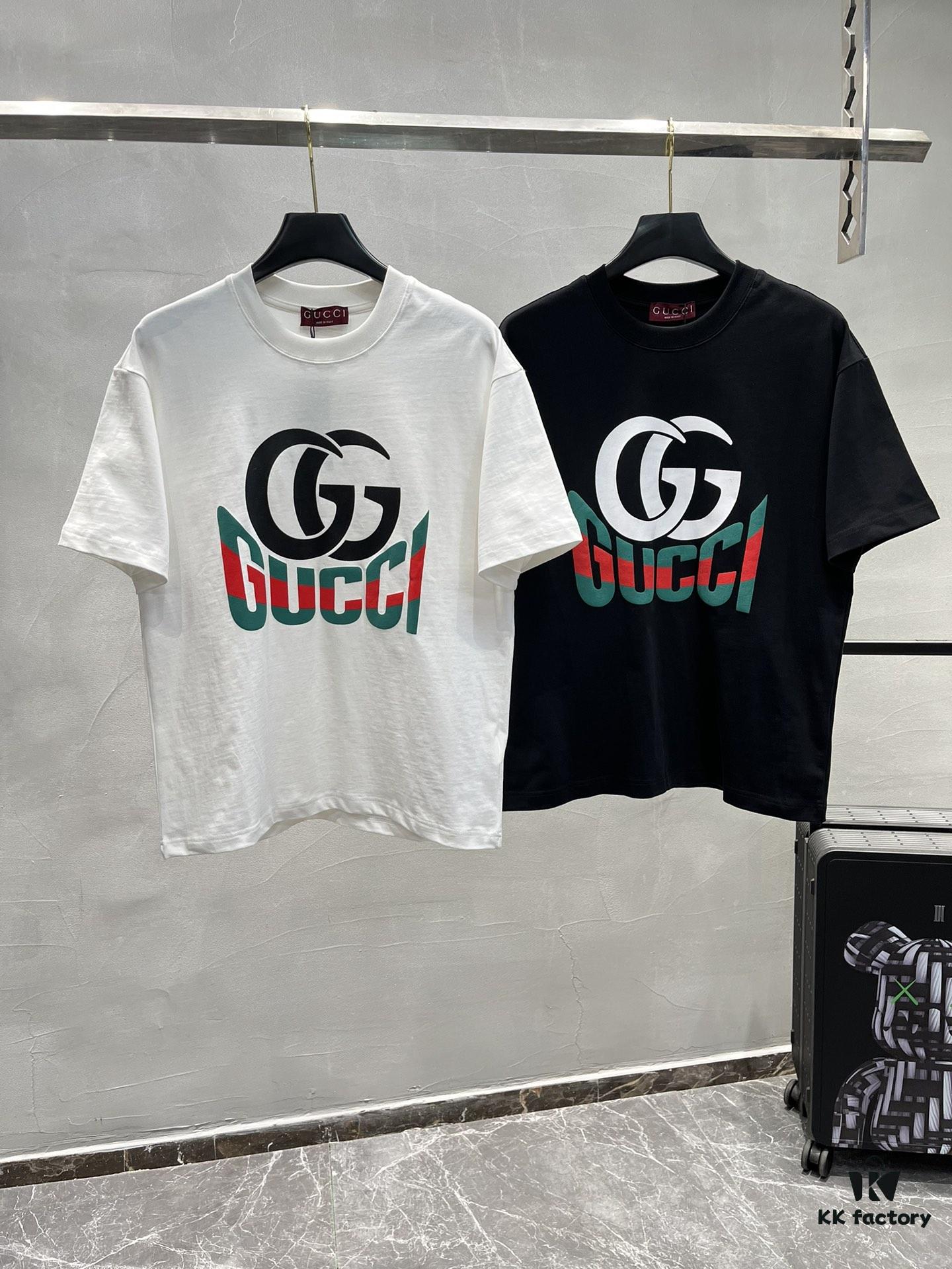 69312274908475d562cd93cf GUCCI Streetwear 25S New Round Neck T-Shirt, Unisex Design – Essential for Trendsetters! Featuring Custom Brand Graphic Heat Transfer on Chest, Classic Colorways with Stylish Appeal, Youthful and Vibrant Overall Look. Crafted from 260g High-Quality Cotton for Exceptional Comfort and Soft, Premium Touch. Complete with Triple Labels. Colors: Black, White. European Size: S–XL (Recommended Size M for Height 175cm / Weight 70kg)
