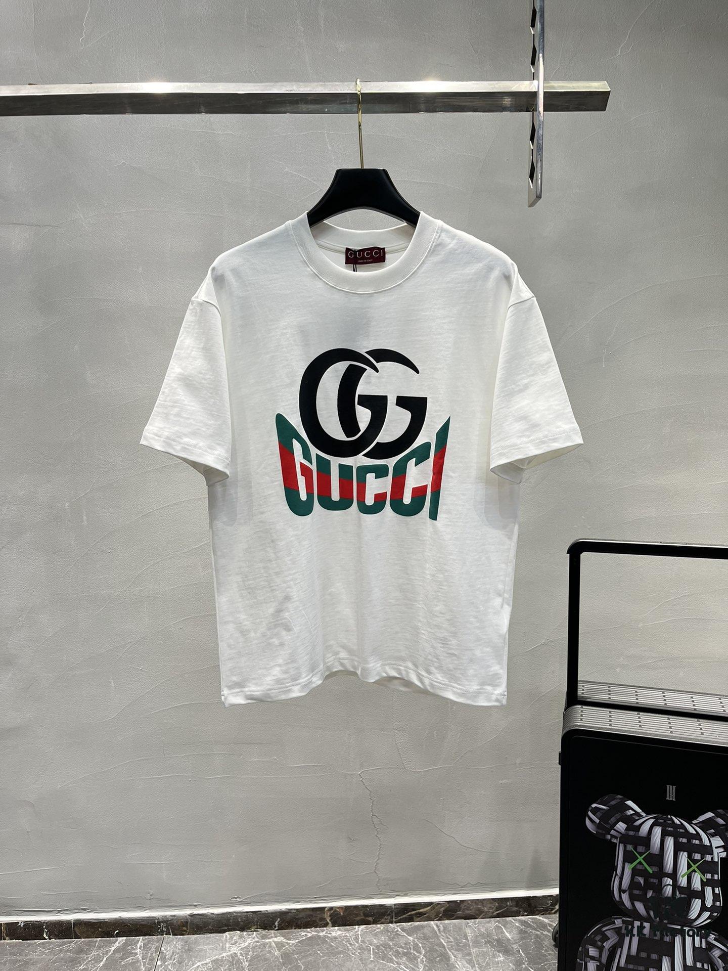 6931227d908475d562cd93d1 GUCCI Streetwear 25S New Round Neck T-Shirt, Unisex Design – Essential for Trendsetters! Featuring Custom Brand Graphic Heat Transfer on Chest, Classic Colorways with Stylish Appeal, Youthful and Vibrant Overall Look. Crafted from 260g High-Quality Cotton for Exceptional Comfort and Soft, Premium Touch. Complete with Triple Labels. Colors: Black, White. European Size: S–XL (Recommended Size M for Height 175cm / Weight 70kg)