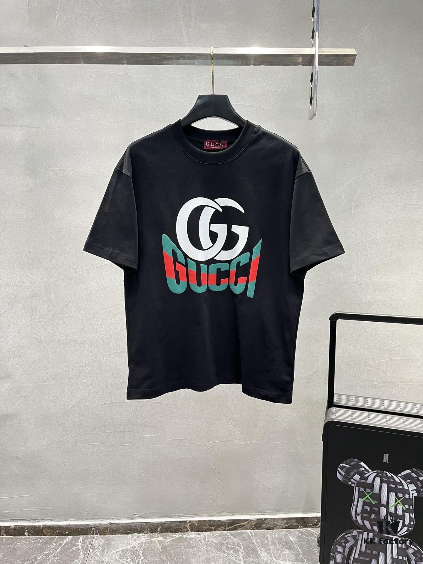 6931227e908475d562cd93d2 GUCCI Streetwear 25S New Round Neck T-Shirt, Unisex Design – Essential for Trendsetters! Featuring Custom Brand Graphic Heat Transfer on Chest, Classic Colorways with Stylish Appeal, Youthful and Vibrant Overall Look. Crafted from 260g High-Quality Cotton for Exceptional Comfort and Soft, Premium Touch. Complete with Triple Labels. Colors: Black, White. European Size: S–XL (Recommended Size M for Height 175cm / Weight 70kg)