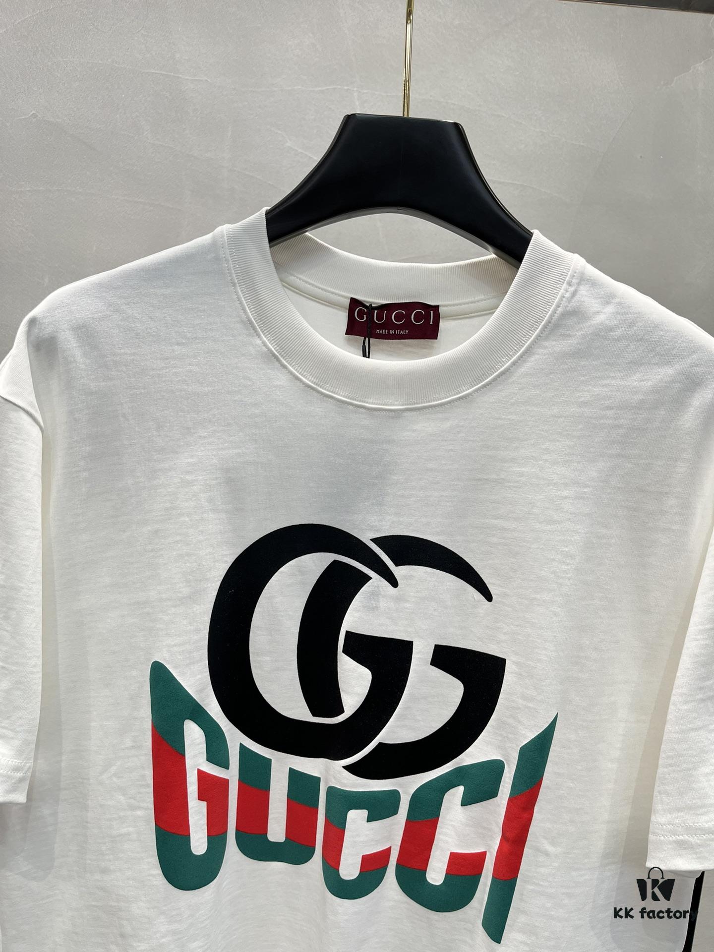 6931227f908475d562cd93d3 GUCCI Streetwear 25S New Round Neck T-Shirt, Unisex Design – Essential for Trendsetters! Featuring Custom Brand Graphic Heat Transfer on Chest, Classic Colorways with Stylish Appeal, Youthful and Vibrant Overall Look. Crafted from 260g High-Quality Cotton for Exceptional Comfort and Soft, Premium Touch. Complete with Triple Labels. Colors: Black, White. European Size: S–XL (Recommended Size M for Height 175cm / Weight 70kg)