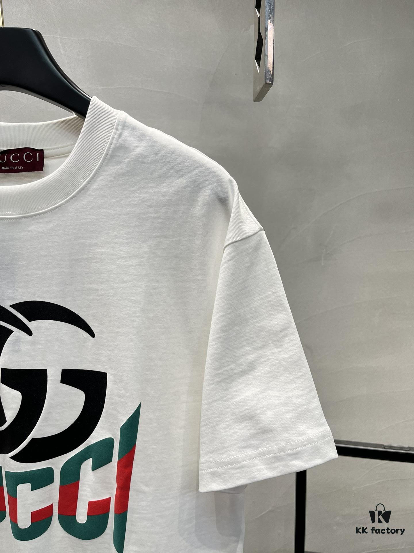 69312284908475d562cd93d4 GUCCI Streetwear 25S New Round Neck T-Shirt, Unisex Design – Essential for Trendsetters! Featuring Custom Brand Graphic Heat Transfer on Chest, Classic Colorways with Stylish Appeal, Youthful and Vibrant Overall Look. Crafted from 260g High-Quality Cotton for Exceptional Comfort and Soft, Premium Touch. Complete with Triple Labels. Colors: Black, White. European Size: S–XL (Recommended Size M for Height 175cm / Weight 70kg)