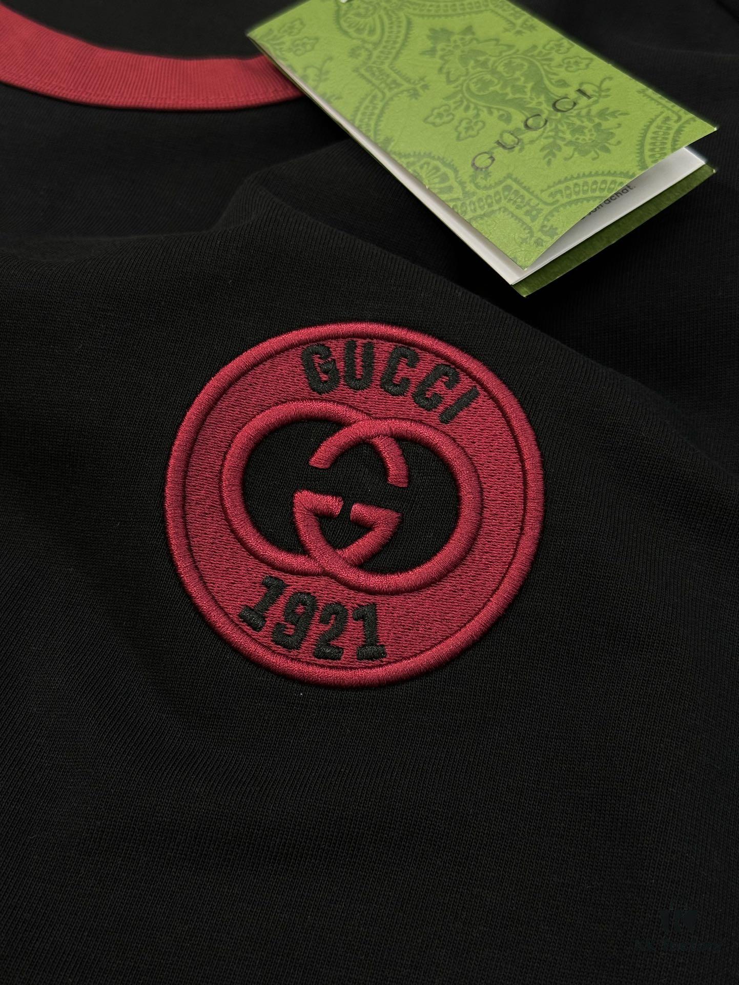 6931234b908475d562cd93fe GUCC*25s New Arrival Streetwear T-Shirt, Unisex Design, This Season's Must-Have Style in Gucci's Trend Color – Burgundy Accents on Collar and Cuffs Matching Logo, 3D Embroidered Chest Logo with Unique Visual Impact, Premium 260g Pure Cotton Fabric for Soft, Comfortable, and Structured Fit, Full Branding Details Included. Colors: Black, White. European Size: S–XL (Recommended Size M for Height 175cm / Weight 72.5kg)