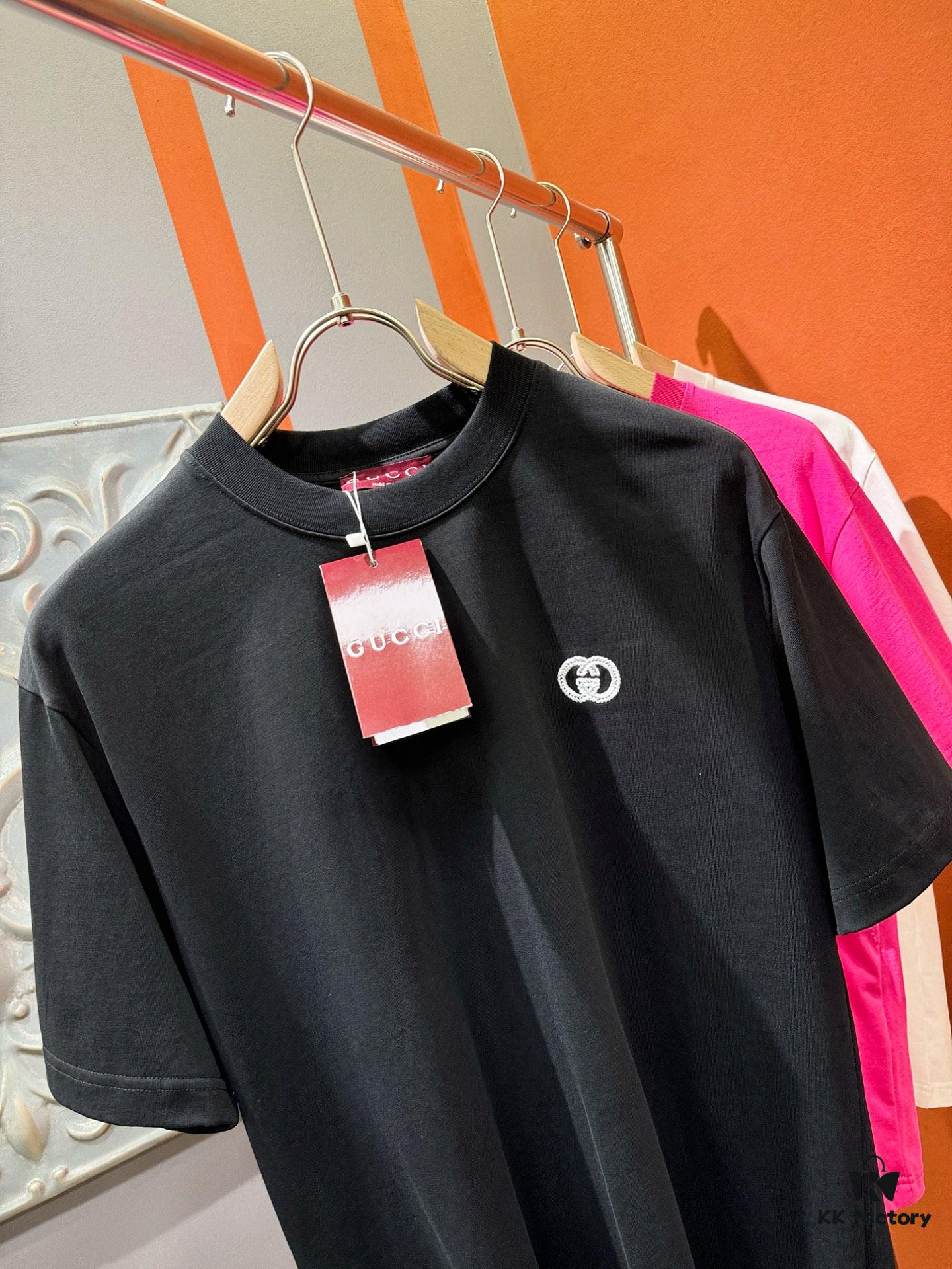 69312375908475d562cd940b Gucci 2025 Spring/Summer New Short Sleeve T-Shirt! Runway Pattern Fashion Casual Tee with Signature Logo Design! Premium 100% Cotton Fabric, Soft and Skin-Friendly Texture, Exceptional Comfort and Breathability – A Must-Have in Real Life! Gender-Neutral Unisex Style for Couples, Redefining Modern Fashion Elegance! Distinct from Market Versions, Complete with Three Authentic Labels, Unisex Design. High-End Collection!