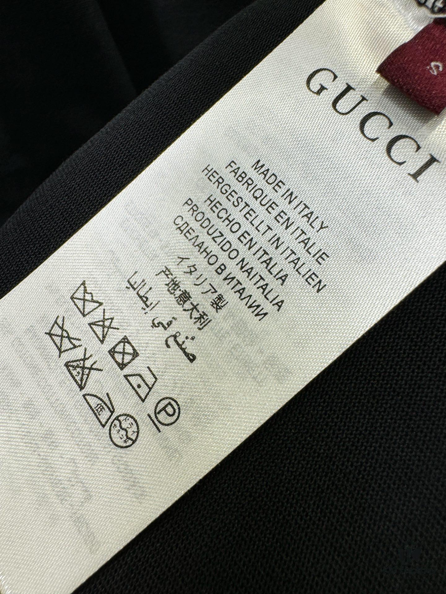 69312385908475d562cd940e Gucci 2025 Spring/Summer New Short Sleeve T-Shirt! Runway Pattern Fashion Casual Tee with Signature Logo Design! Premium 100% Cotton Fabric, Soft and Skin-Friendly Texture, Exceptional Comfort and Breathability – A Must-Have in Real Life! Gender-Neutral Unisex Style for Couples, Redefining Modern Fashion Elegance! Distinct from Market Versions, Complete with Three Authentic Labels, Unisex Design. High-End Collection!