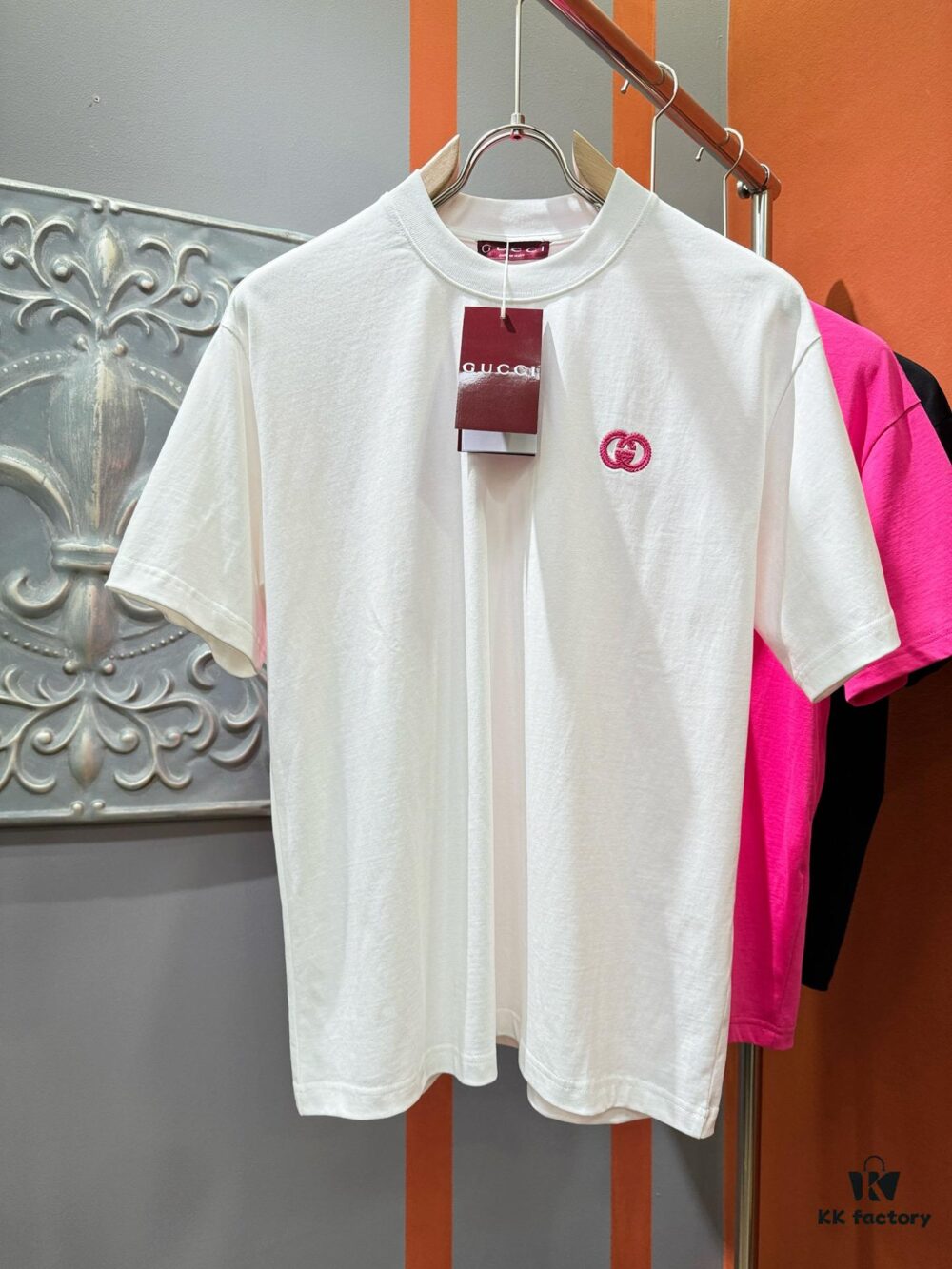 693123b0908475d562cd941a Gucci 2025 Spring/Summer New Short Sleeve T-Shirt! Runway Pattern Fashion Casual Tee with Signature Logo Design! Premium 100% Cotton Fabric, Soft and Skin-Friendly Texture, Exceptionally Comfortable and Breathable Wear. Unisex Couple Style Offering a Fresh Fashion Vibe, Distinguishing from Market Versions with Complete Triple Labels. High-End Collection, Unisex Sizing.