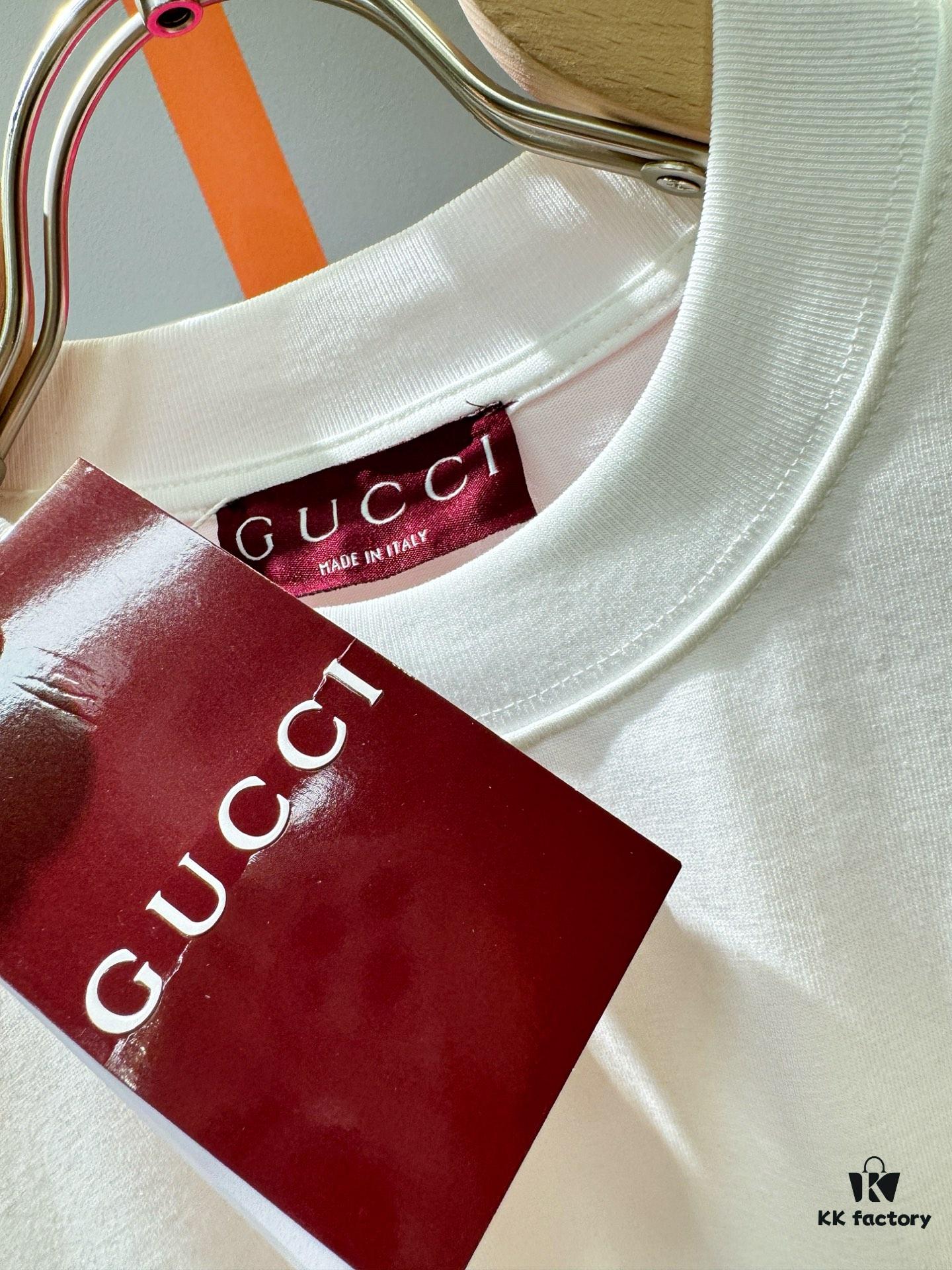 Gucci 2025 Spring/Summer New Short Sleeve T-Shirt! Runway Pattern Fashion Casual Tee with Signature Logo Design! Premium 100% Cotton Fabric, Soft and Skin-Friendly Texture, Exceptionally Comfortable and Breathable Wear. Unisex Couple Style Offering a Fresh Fashion Vibe, Distinguishing from Market Versions with Complete Triple Labels. High-End Collection, Unisex Sizing.