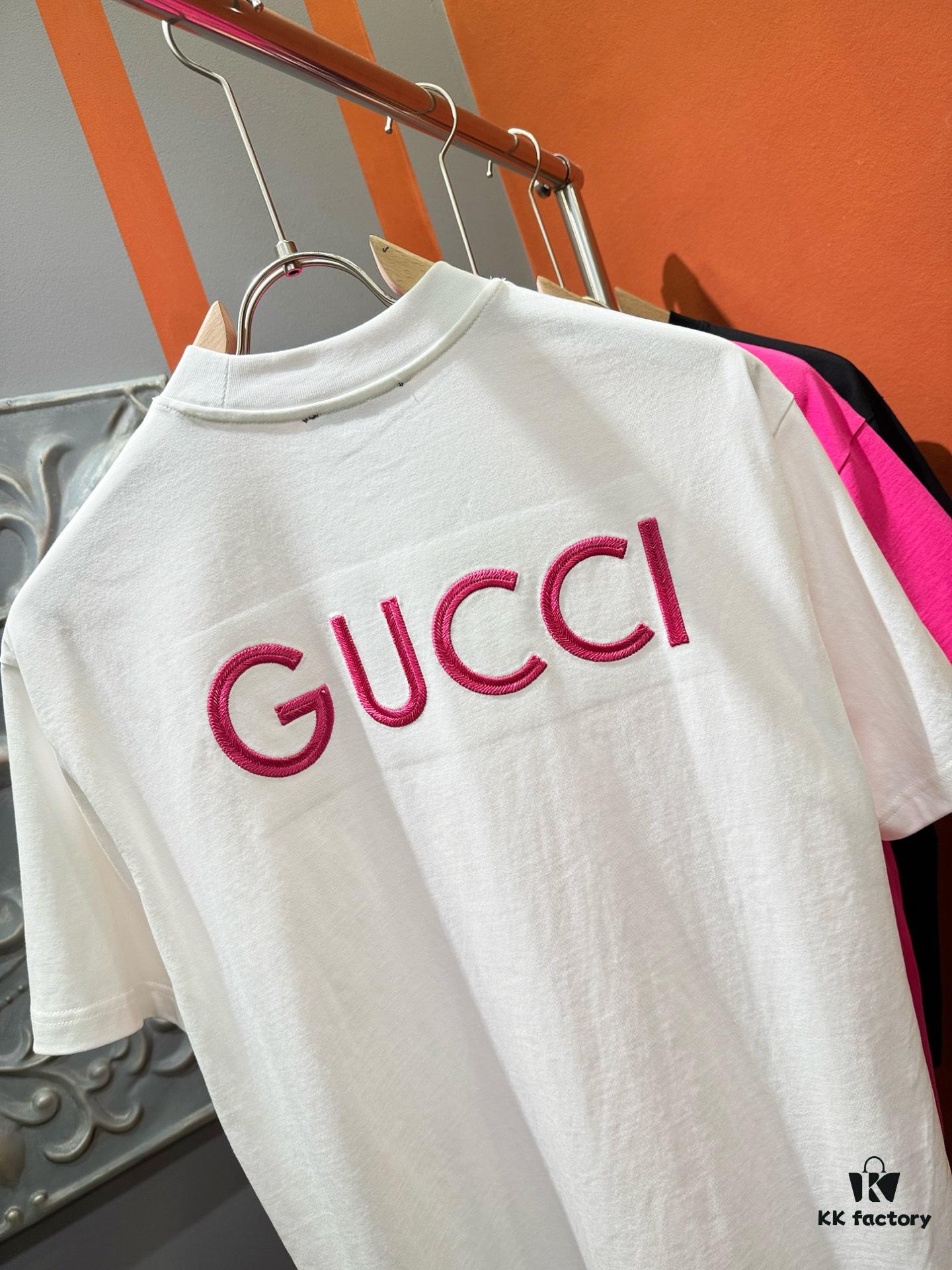 Gucci 2025 Spring/Summer New Short Sleeve T-Shirt! Runway Pattern Fashion Casual Tee with Signature Logo Design! Premium 100% Cotton Fabric, Soft and Skin-Friendly Texture, Exceptionally Comfortable and Breathable Wear. Unisex Couple Style Offering a Fresh Fashion Vibe, Distinguishing from Market Versions with Complete Triple Labels. High-End Collection, Unisex Sizing.