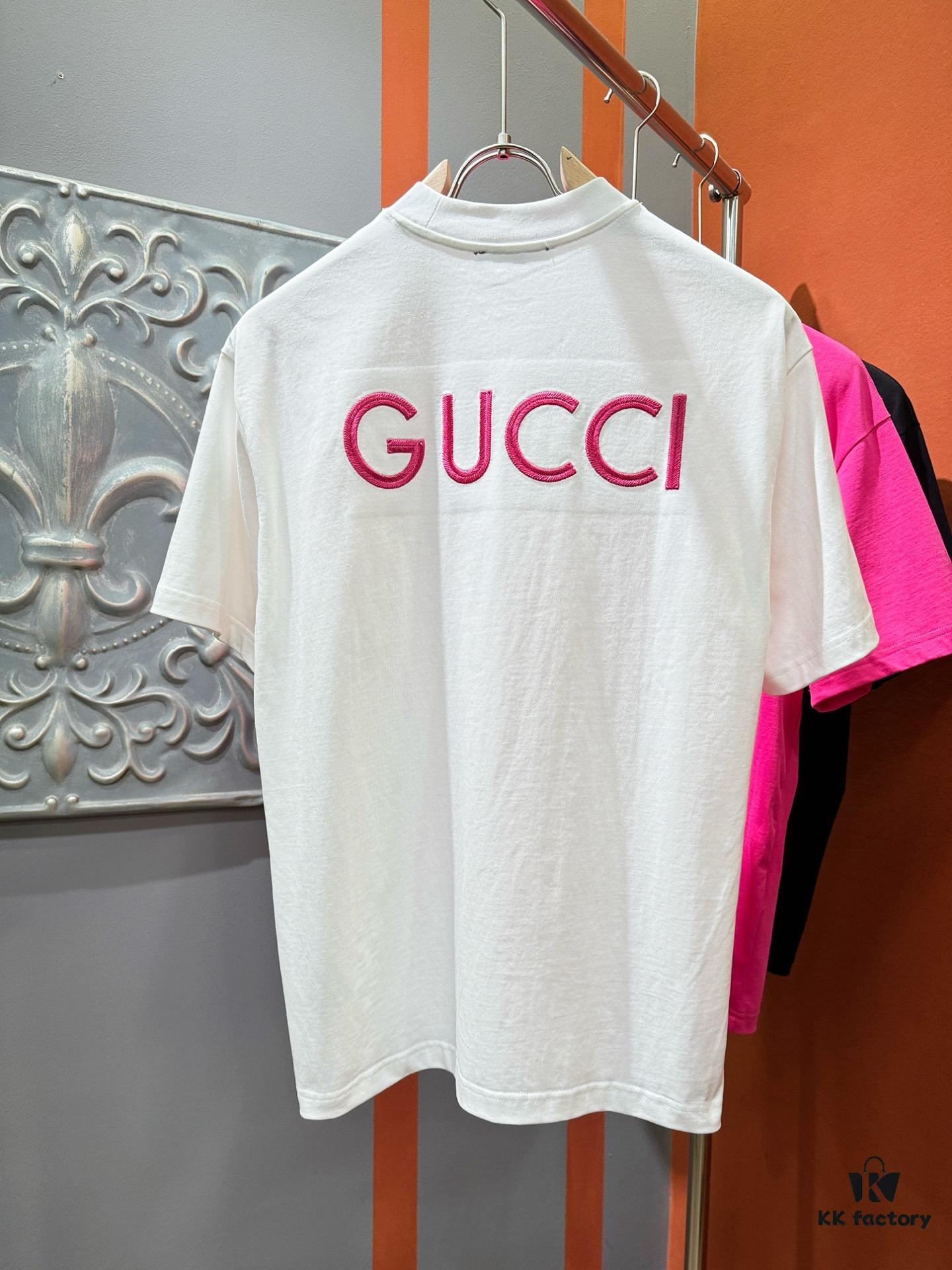 Gucci 2025 Spring/Summer New Short Sleeve T-Shirt! Runway Pattern Fashion Casual Tee with Signature Logo Design! Premium 100% Cotton Fabric, Soft and Skin-Friendly Texture, Exceptionally Comfortable and Breathable Wear. Unisex Couple Style Offering a Fresh Fashion Vibe, Distinguishing from Market Versions with Complete Triple Labels. High-End Collection, Unisex Sizing.