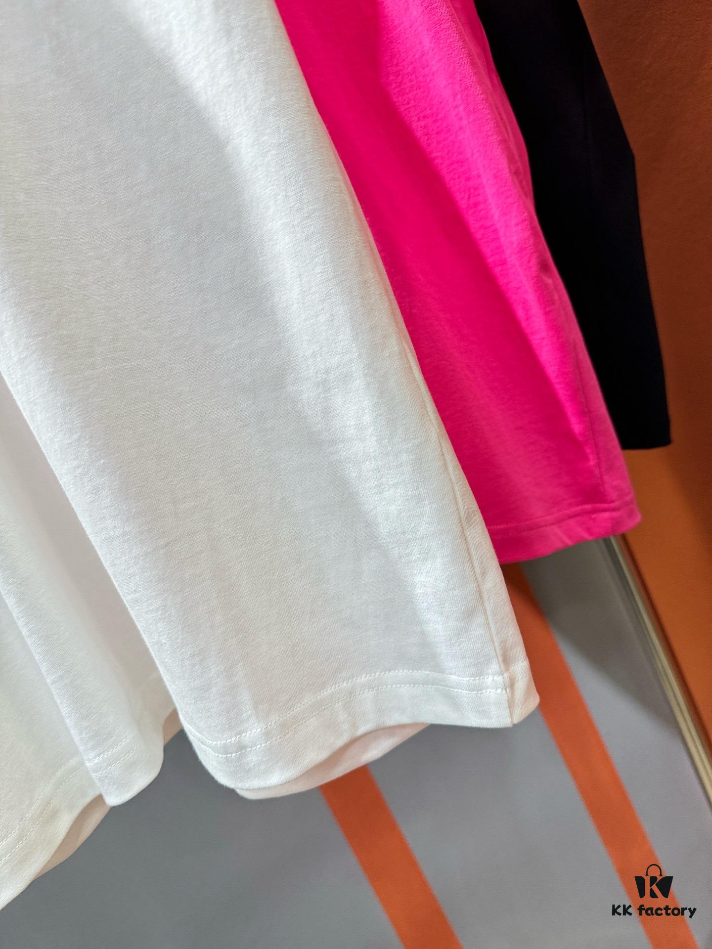 Gucci 2025 Spring/Summer New Short Sleeve T-Shirt! Runway Pattern Fashion Casual Tee with Signature Logo Design! Premium 100% Cotton Fabric, Soft and Skin-Friendly Texture, Exceptionally Comfortable and Breathable Wear. Unisex Couple Style Offering a Fresh Fashion Vibe, Distinguishing from Market Versions with Complete Triple Labels. High-End Collection, Unisex Sizing.