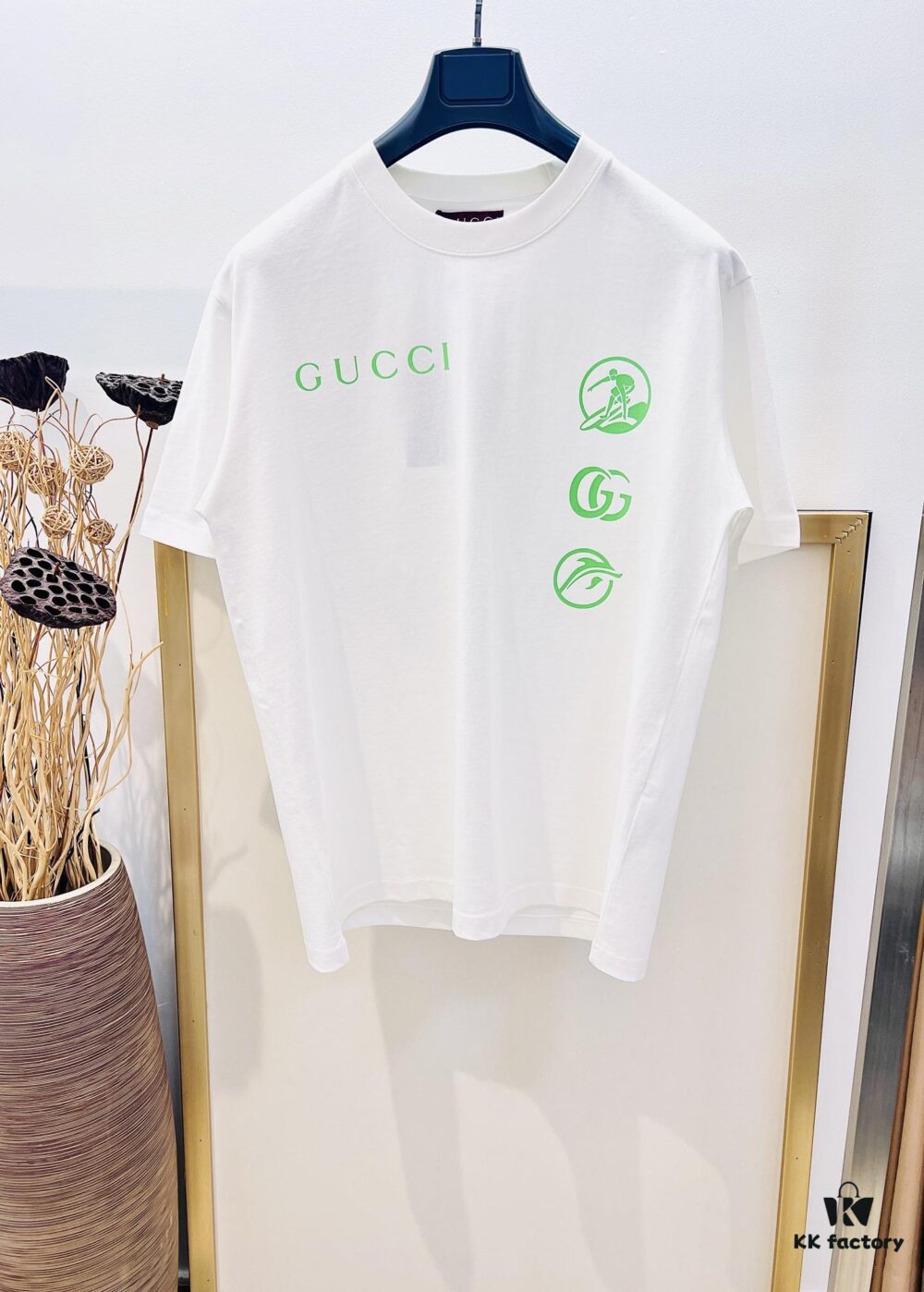 6931241e908475d562cd942c Gucci 2025FW Spring-Summer Oversized Cotton Knit T-Shirt with Gucci Logo Print and Surfer Graphic, Heavyweight Short-Sleeve Tee