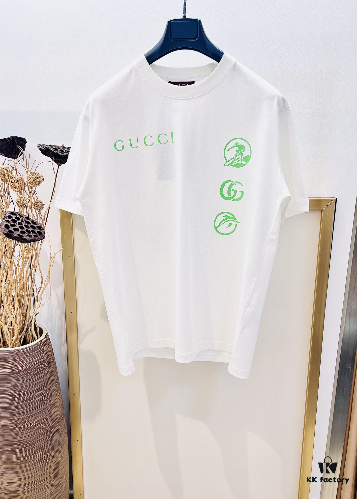 6931241e908475d562cd942c Gucci 2025FW Spring-Summer Oversized Cotton Knit T-Shirt with Gucci Logo Print and Surfer Graphic, Heavyweight Short-Sleeve Tee