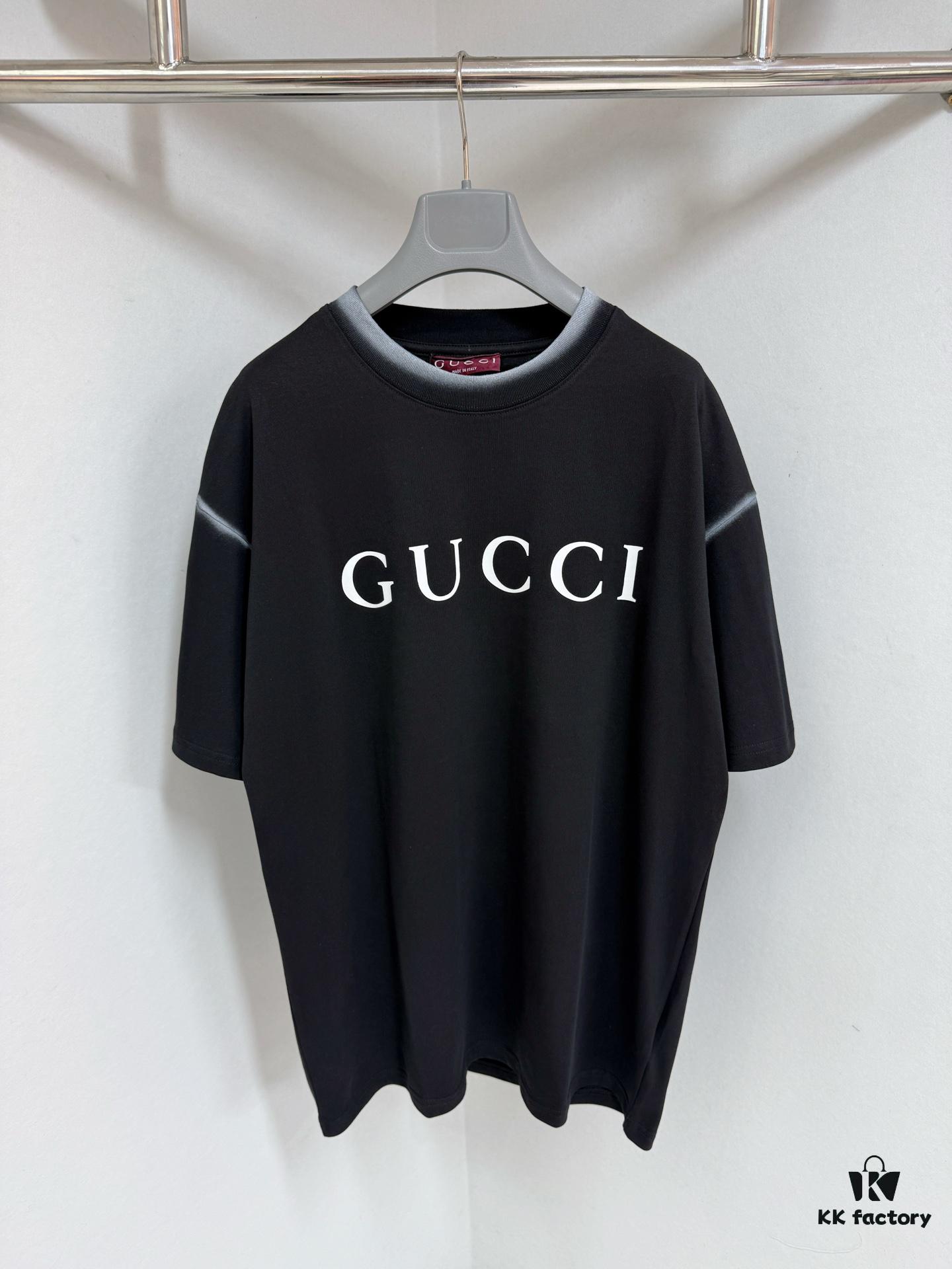 6931249c908475d562cd944e GUCCI 25SS Gucci Printed Cotton Knit T-Shirt Short Sleeve with Classic Letter Logo, Spray-Painted Detail on Collar and Sleeves