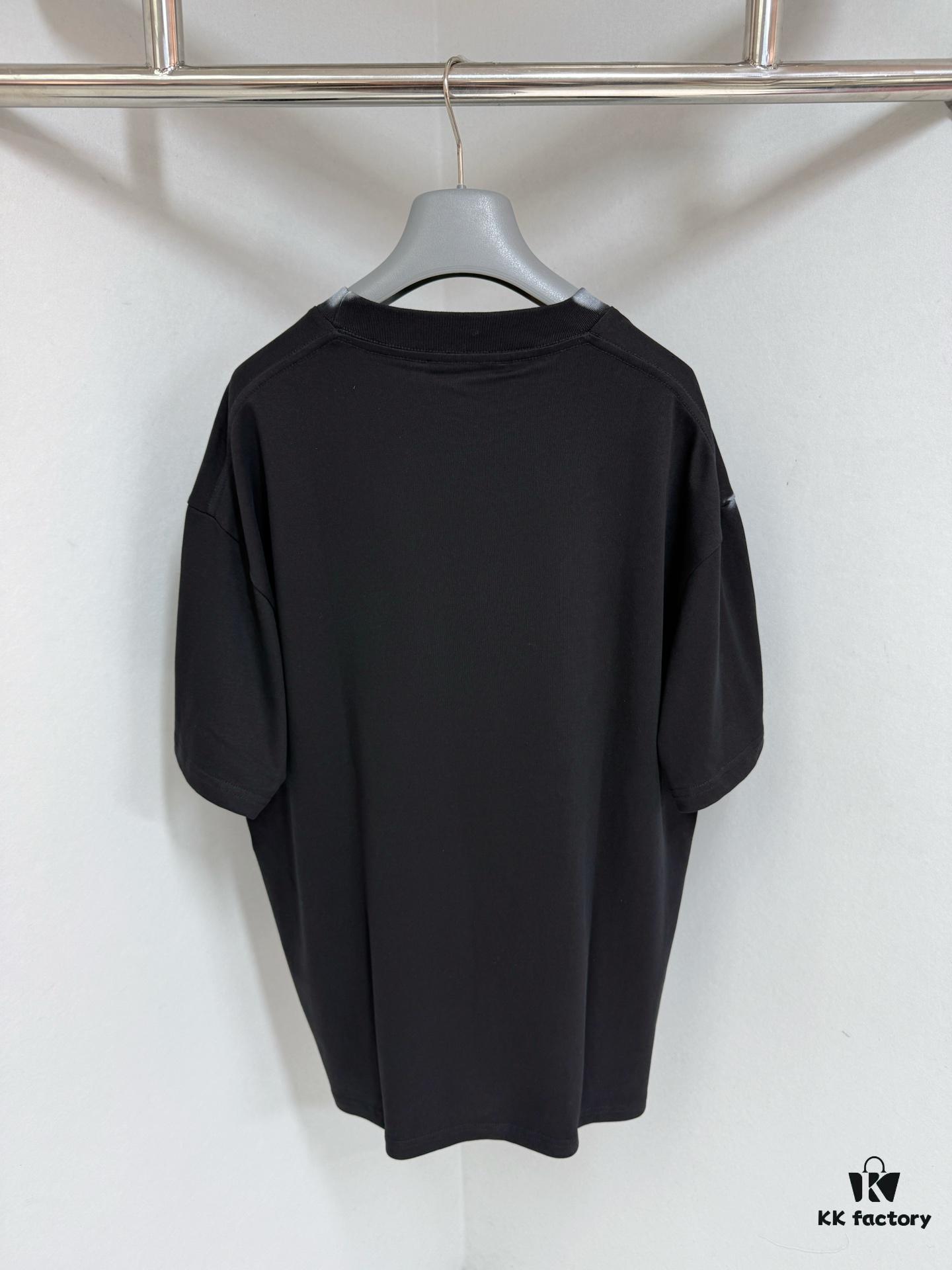 693124a1908475d562cd944f GUCCI 25SS Gucci Printed Cotton Knit T-Shirt Short Sleeve with Classic Letter Logo, Spray-Painted Detail on Collar and Sleeves