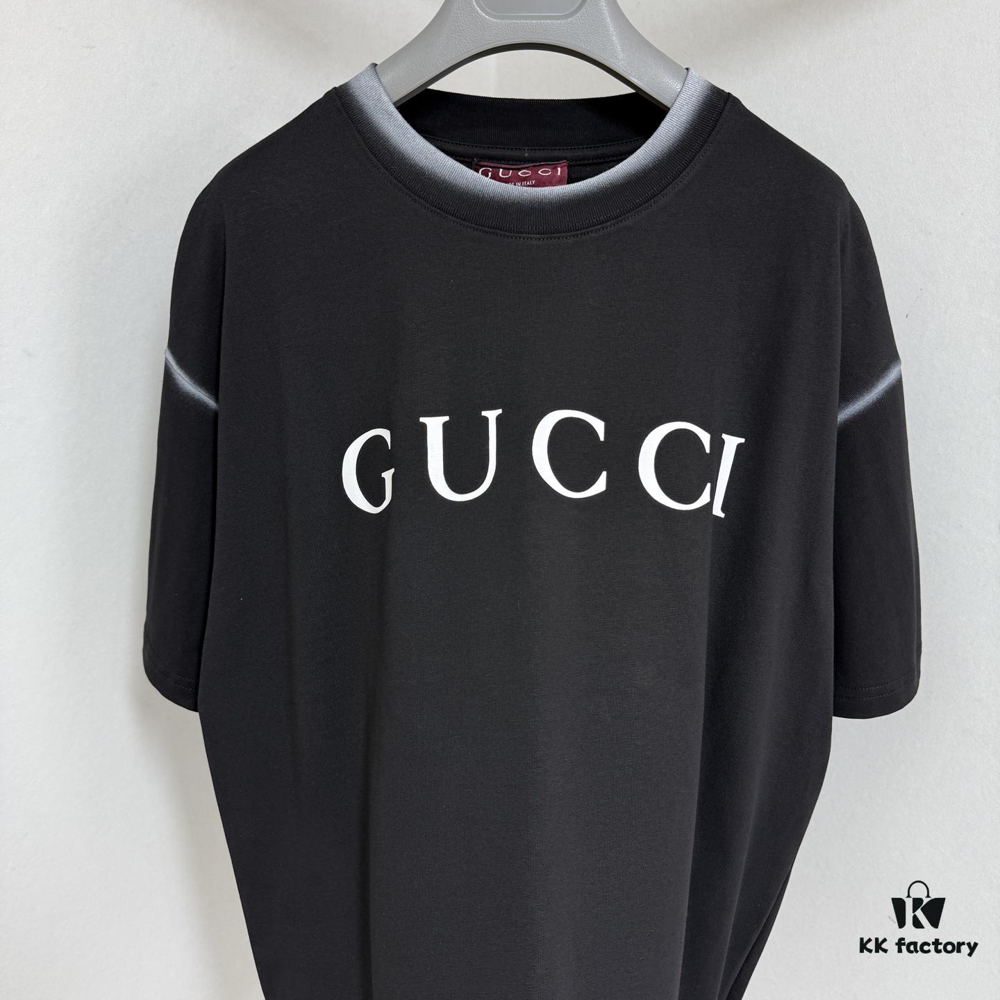 693124a3908475d562cd9450 GUCCI 25SS Gucci Printed Cotton Knit T-Shirt Short Sleeve with Classic Letter Logo, Spray-Painted Detail on Collar and Sleeves