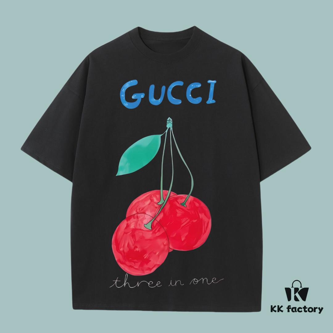 6931268d908475d562cd94df High-End Quality GUCCI 2025 Fall Spring/Summer Collection Cherry Pudding Short-Sleeve T-Shirt, Premium 270G 32-Count Double-Yarn Cotton Fabric, Distinct from Regular Prints, Loose Fit Unisex Design