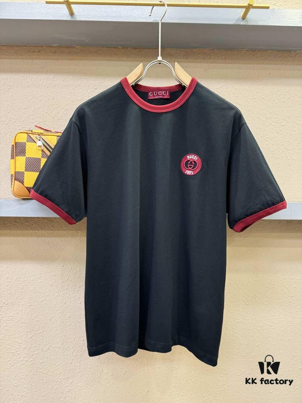 69312e94908475d562cd973f Gucci 2025 Spring/Summer New Short Sleeve T-Shirt! Runway-Inspired Fashion Casual Tee with Signature Logo Design! Premium 100% Cotton Fabric, Soft and Skin-Friendly Texture, Exceptionally Comfortable and Breathable Wear. Unisex Couple's Style Redefines Contemporary Fashion. Distinct from Market Versions, Complete with Three Authentic Labels, High-End Collection for Men and Women. Size: S to XL