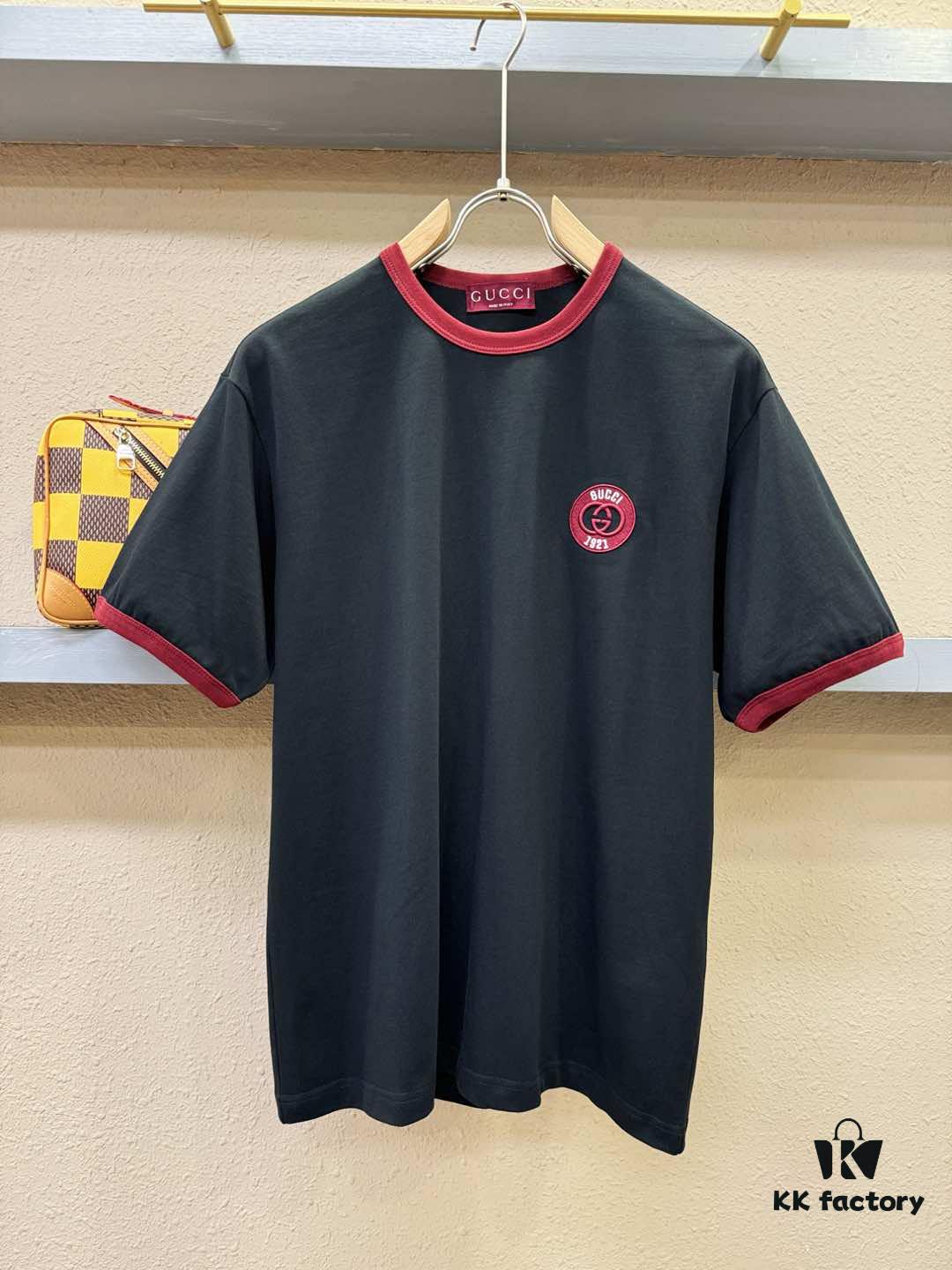 69312e94908475d562cd973f Gucci 2025 Spring/Summer New Short Sleeve T-Shirt! Runway-Inspired Fashion Casual Tee with Signature Logo Design! Premium 100% Cotton Fabric, Soft and Skin-Friendly Texture, Exceptionally Comfortable and Breathable Wear. Unisex Couple's Style Redefines Contemporary Fashion. Distinct from Market Versions, Complete with Three Authentic Labels, High-End Collection for Men and Women. Size: S to XL