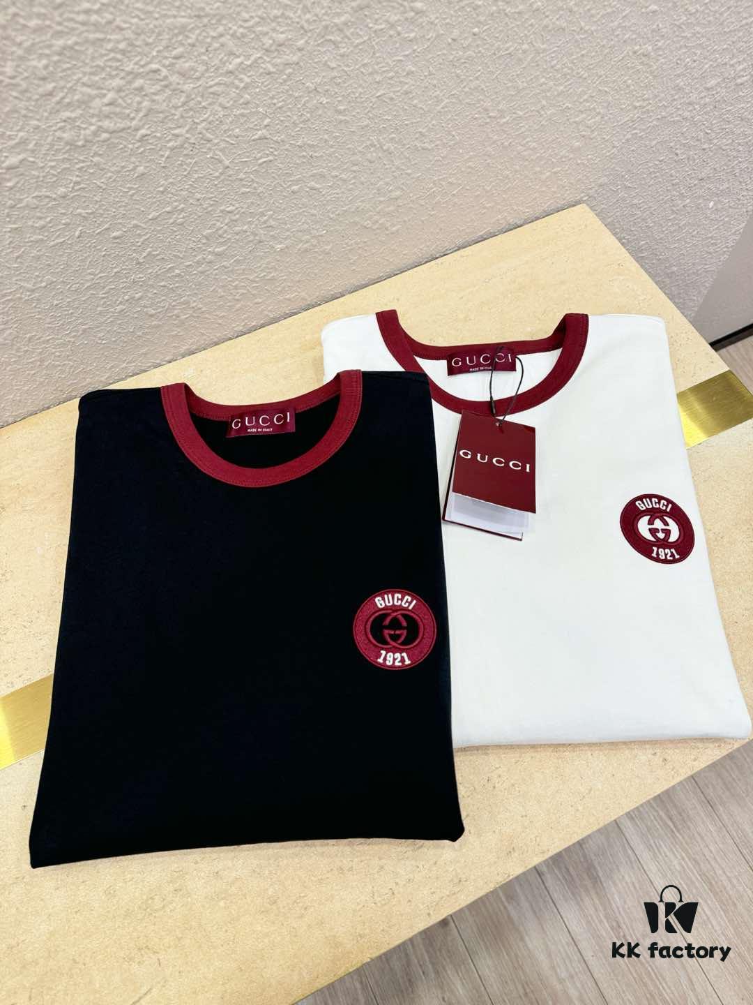 69312e9a908475d562cd9741 Gucci 2025 Spring/Summer New Short Sleeve T-Shirt! Runway-Inspired Fashion Casual Tee with Signature Logo Design! Premium 100% Cotton Fabric, Soft and Skin-Friendly Texture, Exceptionally Comfortable and Breathable Wear. Unisex Couple's Style Redefines Contemporary Fashion. Distinct from Market Versions, Complete with Three Authentic Labels, High-End Collection for Men and Women. Size: S to XL