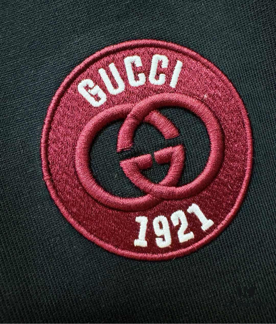 69312e9a908475d562cd9742 Gucci 2025 Spring/Summer New Short Sleeve T-Shirt! Runway-Inspired Fashion Casual Tee with Signature Logo Design! Premium 100% Cotton Fabric, Soft and Skin-Friendly Texture, Exceptionally Comfortable and Breathable Wear. Unisex Couple's Style Redefines Contemporary Fashion. Distinct from Market Versions, Complete with Three Authentic Labels, High-End Collection for Men and Women. Size: S to XL
