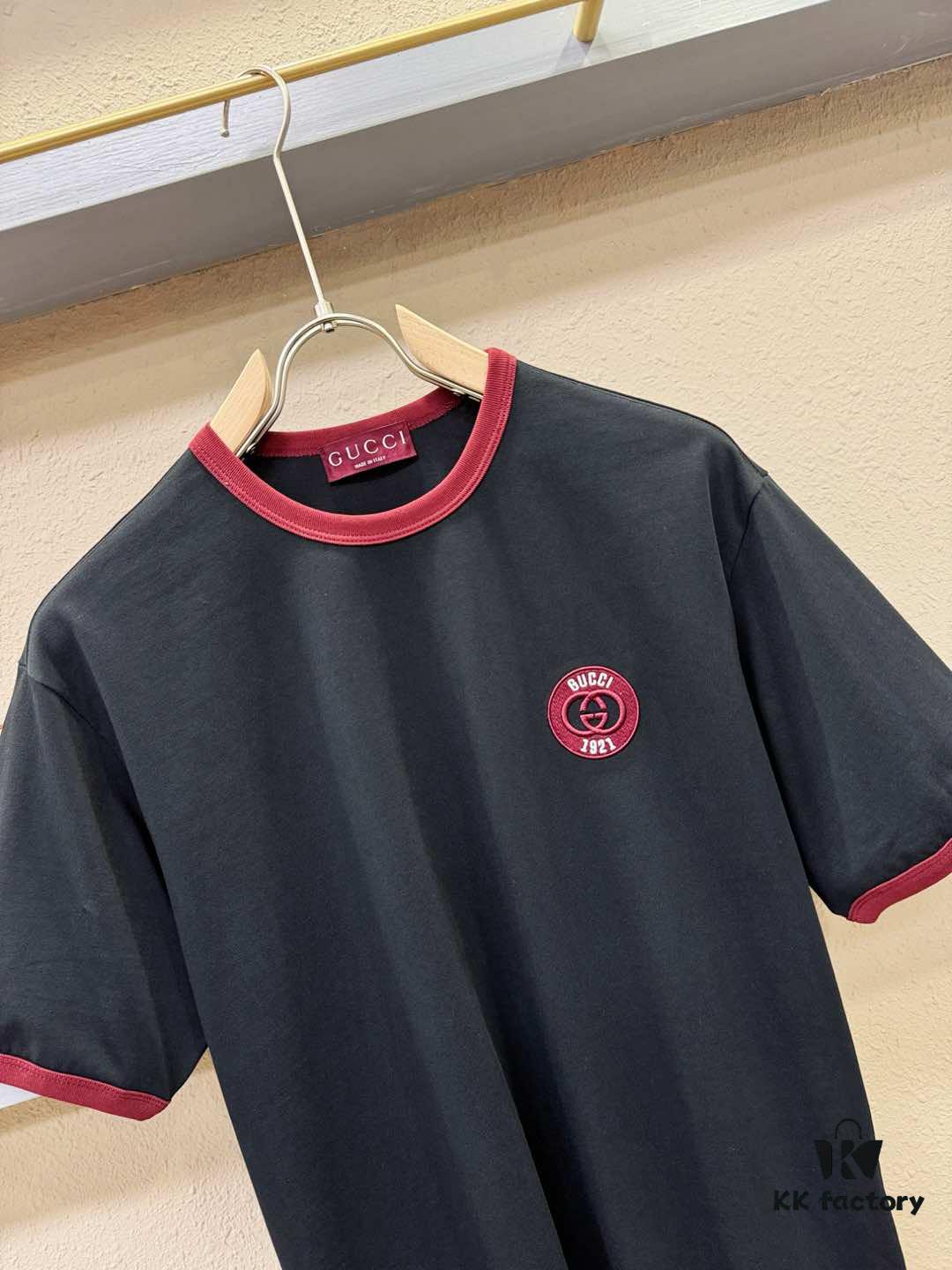 69312e9e908475d562cd9743 Gucci 2025 Spring/Summer New Short Sleeve T-Shirt! Runway-Inspired Fashion Casual Tee with Signature Logo Design! Premium 100% Cotton Fabric, Soft and Skin-Friendly Texture, Exceptionally Comfortable and Breathable Wear. Unisex Couple's Style Redefines Contemporary Fashion. Distinct from Market Versions, Complete with Three Authentic Labels, High-End Collection for Men and Women. Size: S to XL