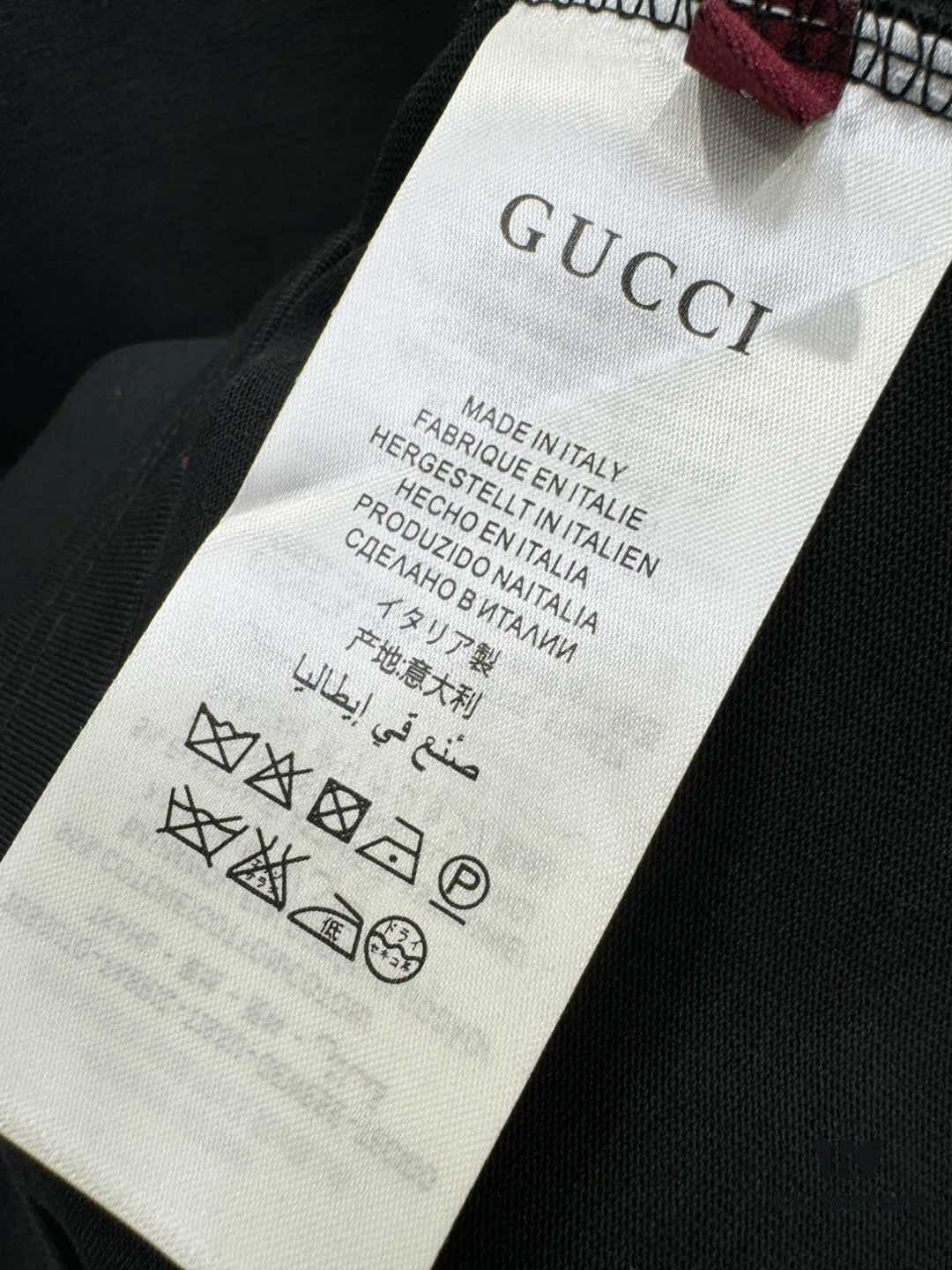69312ea6908475d562cd9745 Gucci 2025 Spring/Summer New Short Sleeve T-Shirt! Runway-Inspired Fashion Casual Tee with Signature Logo Design! Premium 100% Cotton Fabric, Soft and Skin-Friendly Texture, Exceptionally Comfortable and Breathable Wear. Unisex Couple's Style Redefines Contemporary Fashion. Distinct from Market Versions, Complete with Three Authentic Labels, High-End Collection for Men and Women. Size: S to XL