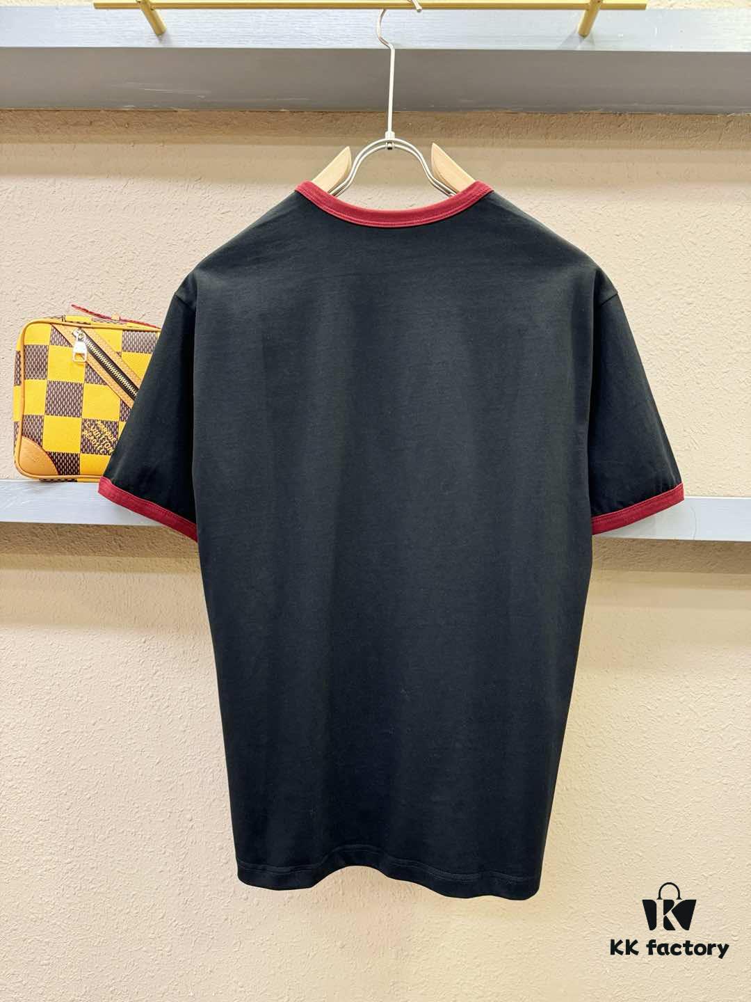 69312eaa908475d562cd9746 Gucci 2025 Spring/Summer New Short Sleeve T-Shirt! Runway-Inspired Fashion Casual Tee with Signature Logo Design! Premium 100% Cotton Fabric, Soft and Skin-Friendly Texture, Exceptionally Comfortable and Breathable Wear. Unisex Couple's Style Redefines Contemporary Fashion. Distinct from Market Versions, Complete with Three Authentic Labels, High-End Collection for Men and Women. Size: S to XL