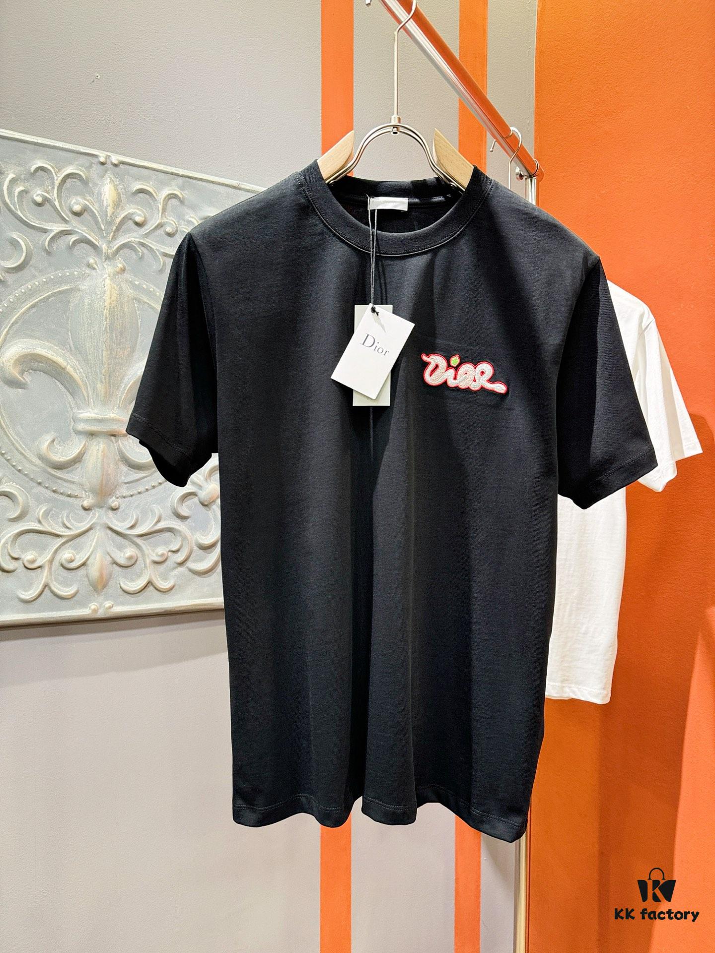 69312eae908475d562cd9748 Gucci 2025 Spring/Summer New Arrival Short Sleeve T-Shirt! Runway-Inspired Fashion Casual Tee with Signature Logo Design! Premium 100% Cotton Fabric, Soft and Skin-Friendly Texture, Exceptionally Comfortable and Breathable Wear – A Must-Have in Real Life! Gender-Neutral Unisex Style for Couples, Redefining Contemporary Fashion Elegance! Distinct from Market Versions, Complete with Three Authentic Labels, Matching Set for Men and Women. High-End Collection!