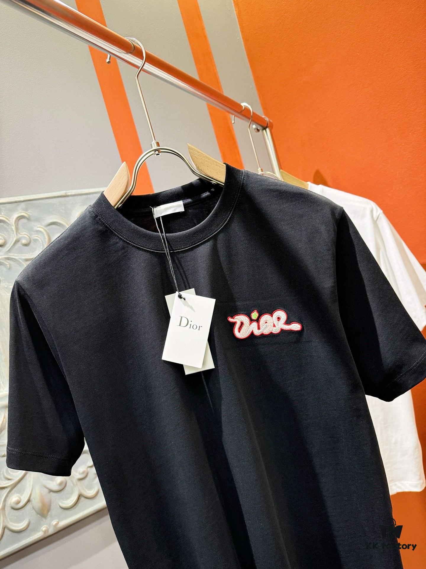 69312eb2908475d562cd9749 Gucci 2025 Spring/Summer New Arrival Short Sleeve T-Shirt! Runway-Inspired Fashion Casual Tee with Signature Logo Design! Premium 100% Cotton Fabric, Soft and Skin-Friendly Texture, Exceptionally Comfortable and Breathable Wear – A Must-Have in Real Life! Gender-Neutral Unisex Style for Couples, Redefining Contemporary Fashion Elegance! Distinct from Market Versions, Complete with Three Authentic Labels, Matching Set for Men and Women. High-End Collection!