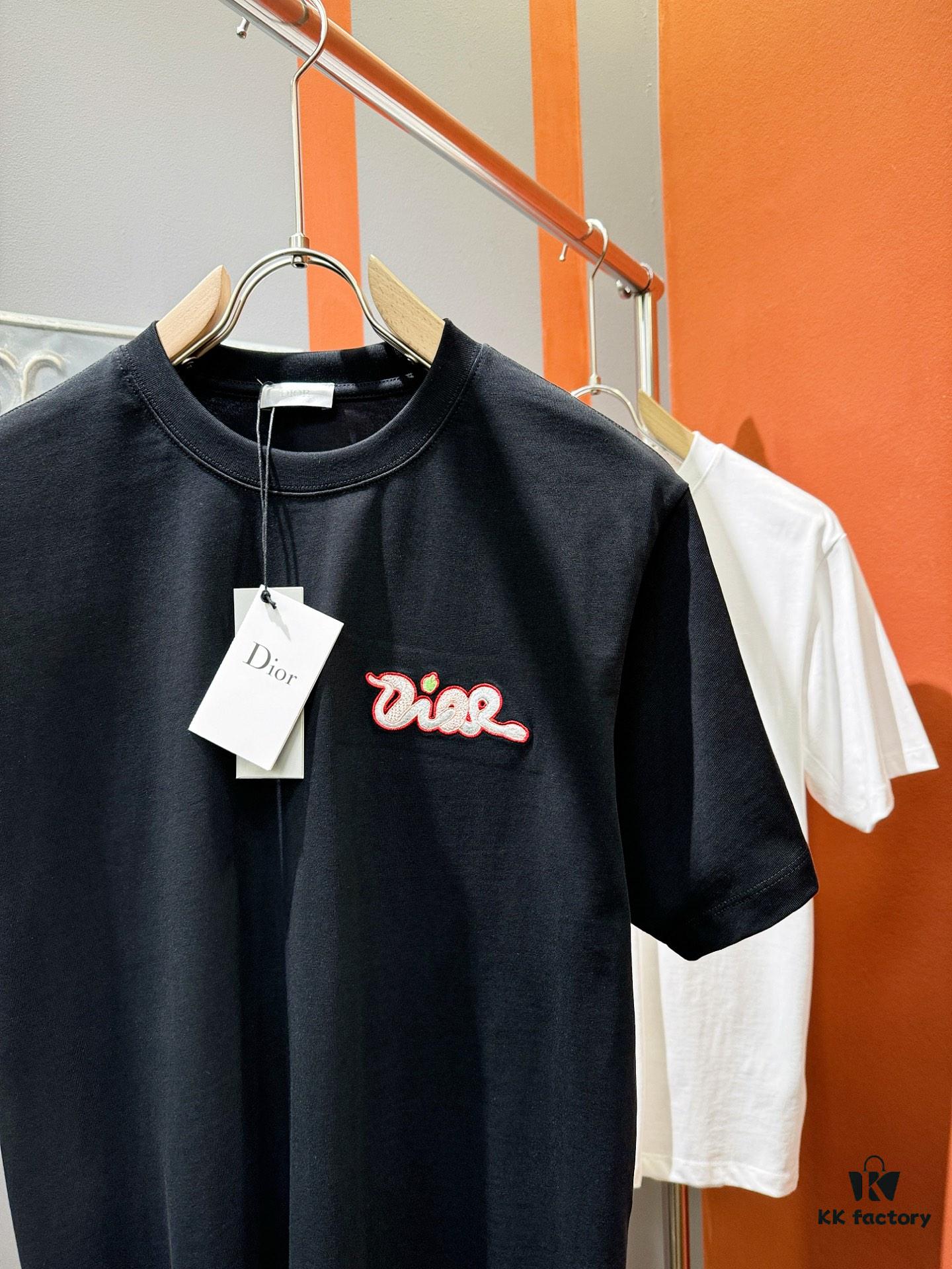 69312eb3908475d562cd974a Gucci 2025 Spring/Summer New Arrival Short Sleeve T-Shirt! Runway-Inspired Fashion Casual Tee with Signature Logo Design! Premium 100% Cotton Fabric, Soft and Skin-Friendly Texture, Exceptionally Comfortable and Breathable Wear – A Must-Have in Real Life! Gender-Neutral Unisex Style for Couples, Redefining Contemporary Fashion Elegance! Distinct from Market Versions, Complete with Three Authentic Labels, Matching Set for Men and Women. High-End Collection!
