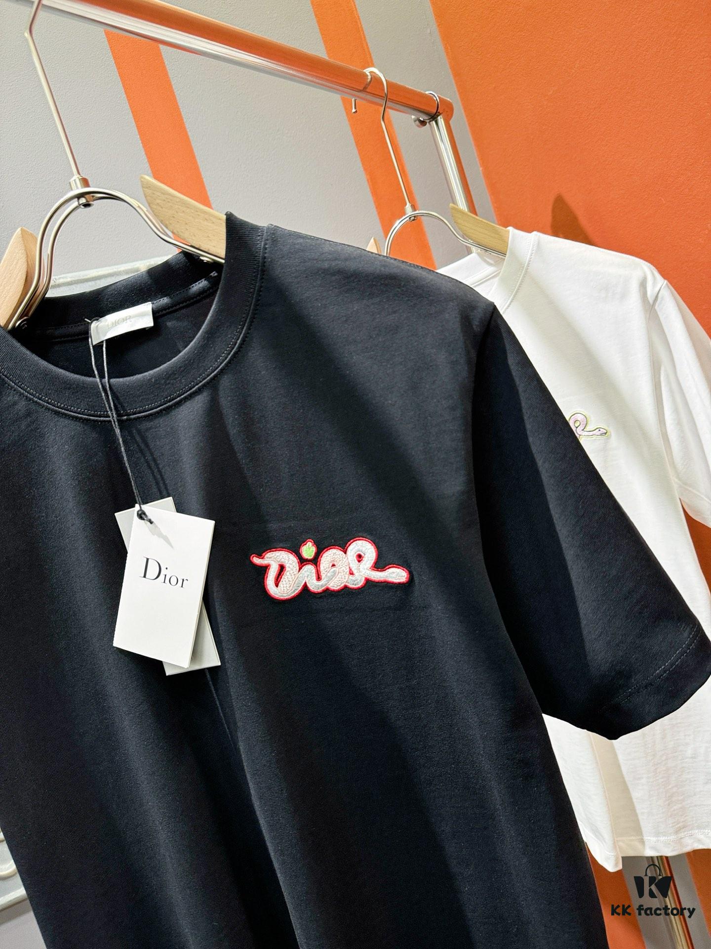 69312ebc908475d562cd974d Gucci 2025 Spring/Summer New Arrival Short Sleeve T-Shirt! Runway-Inspired Fashion Casual Tee with Signature Logo Design! Premium 100% Cotton Fabric, Soft and Skin-Friendly Texture, Exceptionally Comfortable and Breathable Wear – A Must-Have in Real Life! Gender-Neutral Unisex Style for Couples, Redefining Contemporary Fashion Elegance! Distinct from Market Versions, Complete with Three Authentic Labels, Matching Set for Men and Women. High-End Collection!