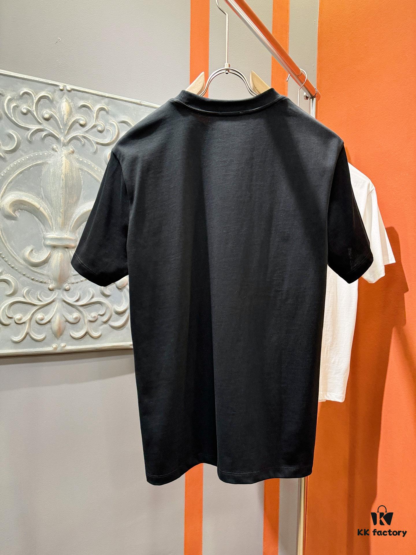 69312ec3908475d562cd974f Gucci 2025 Spring/Summer New Arrival Short Sleeve T-Shirt! Runway-Inspired Fashion Casual Tee with Signature Logo Design! Premium 100% Cotton Fabric, Soft and Skin-Friendly Texture, Exceptionally Comfortable and Breathable Wear – A Must-Have in Real Life! Gender-Neutral Unisex Style for Couples, Redefining Contemporary Fashion Elegance! Distinct from Market Versions, Complete with Three Authentic Labels, Matching Set for Men and Women. High-End Collection!
