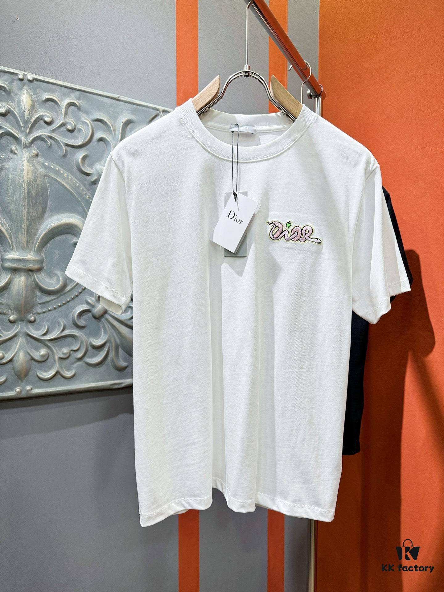 69312ec5908475d562cd9751 Gucci 2025 Spring/Summer New Arrival Short Sleeve T-Shirt! Runway-Inspired Fashion Casual Tee with Signature Logo Design! Premium 100% Cotton Fabric, Exquisitely Soft, Skin-Friendly and Breathable – Unmatched Comfort and Quality. A Gender-Neutral Couple's Style That Redefines Modern Fashion Elegance. Distinct from Market Versions, Complete with Three Authentic Labels – Unisex High-End Collection.