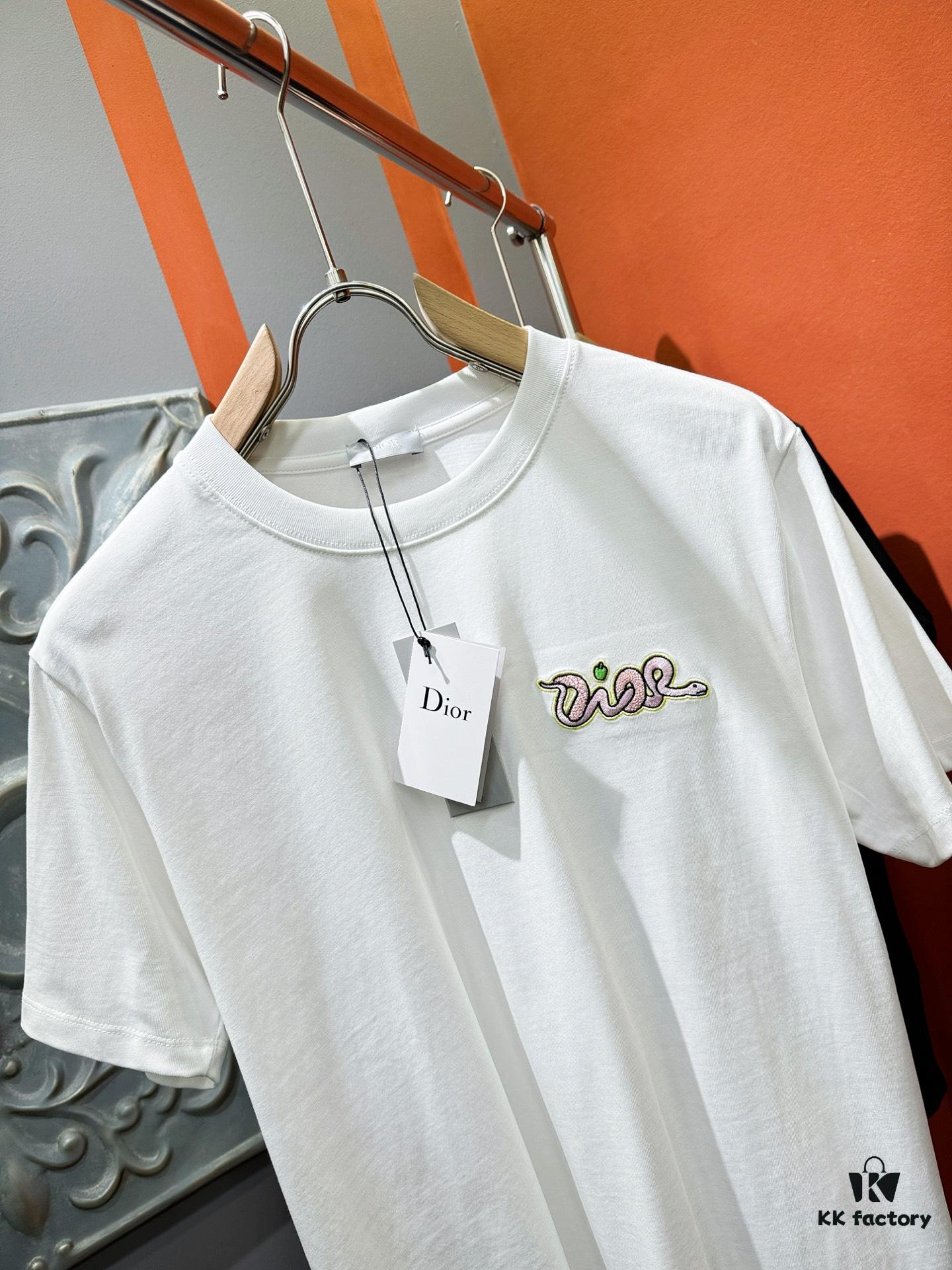 69312ecc908475d562cd9752 Gucci 2025 Spring/Summer New Arrival Short Sleeve T-Shirt! Runway-Inspired Fashion Casual Tee with Signature Logo Design! Premium 100% Cotton Fabric, Exquisitely Soft, Skin-Friendly and Breathable – Unmatched Comfort and Quality. A Gender-Neutral Couple's Style That Redefines Modern Fashion Elegance. Distinct from Market Versions, Complete with Three Authentic Labels – Unisex High-End Collection.