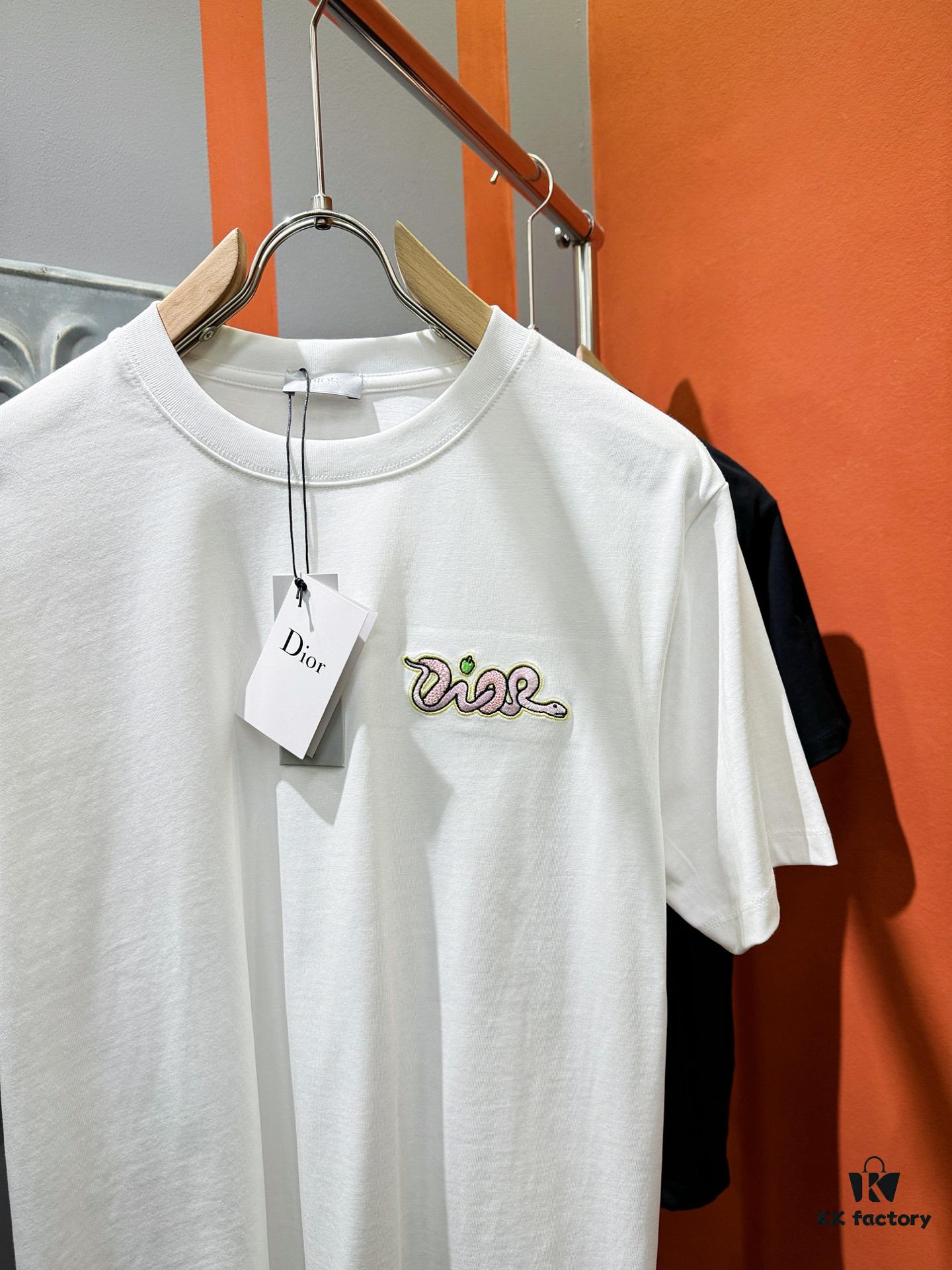69312ecd908475d562cd9754 Gucci 2025 Spring/Summer New Arrival Short Sleeve T-Shirt! Runway-Inspired Fashion Casual Tee with Signature Logo Design! Premium 100% Cotton Fabric, Exquisitely Soft, Skin-Friendly and Breathable – Unmatched Comfort and Quality. A Gender-Neutral Couple's Style That Redefines Modern Fashion Elegance. Distinct from Market Versions, Complete with Three Authentic Labels – Unisex High-End Collection.