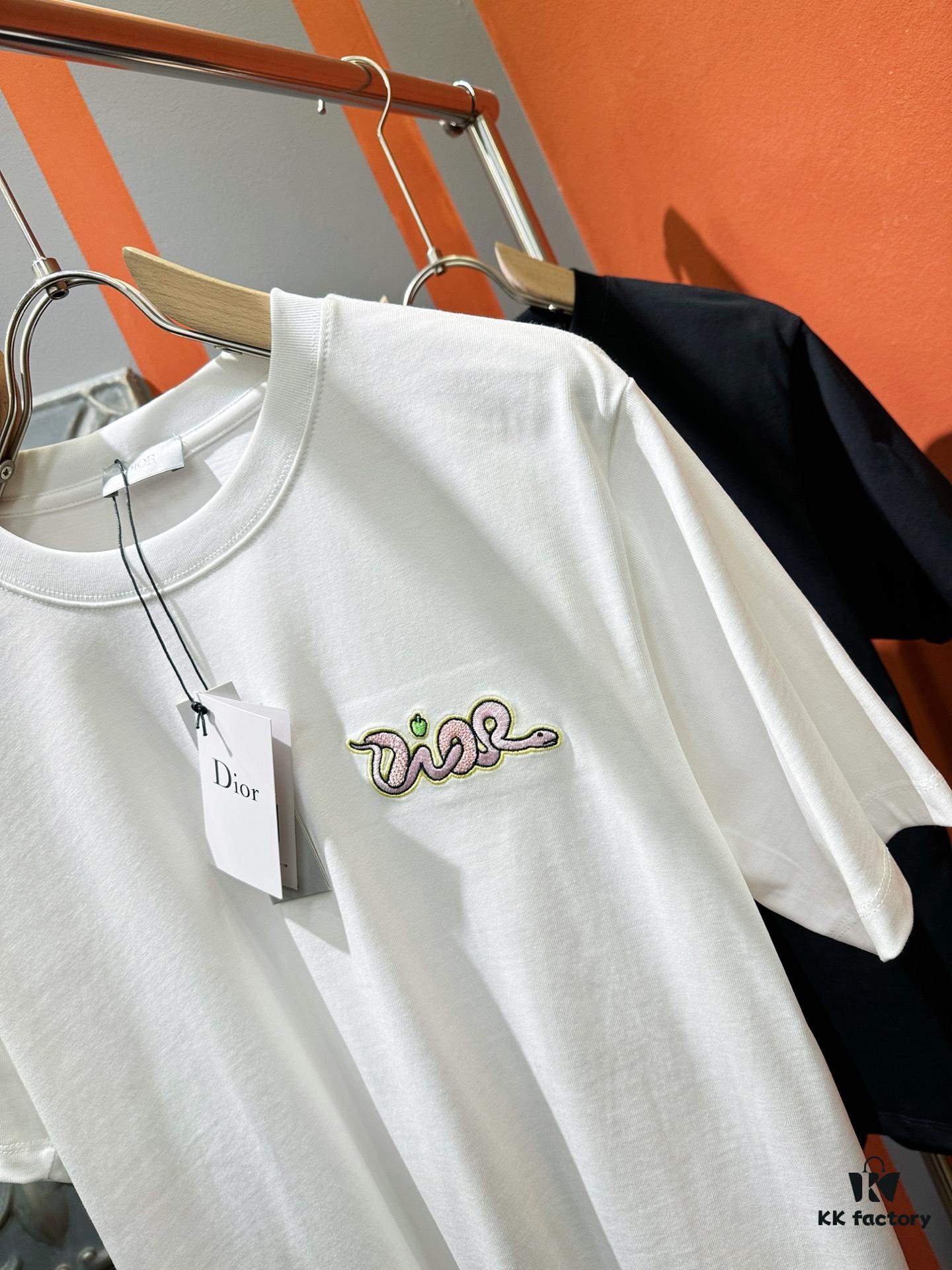 69312ed4908475d562cd9755 Gucci 2025 Spring/Summer New Arrival Short Sleeve T-Shirt! Runway-Inspired Fashion Casual Tee with Signature Logo Design! Premium 100% Cotton Fabric, Exquisitely Soft, Skin-Friendly and Breathable – Unmatched Comfort and Quality. A Gender-Neutral Couple's Style That Redefines Modern Fashion Elegance. Distinct from Market Versions, Complete with Three Authentic Labels – Unisex High-End Collection.